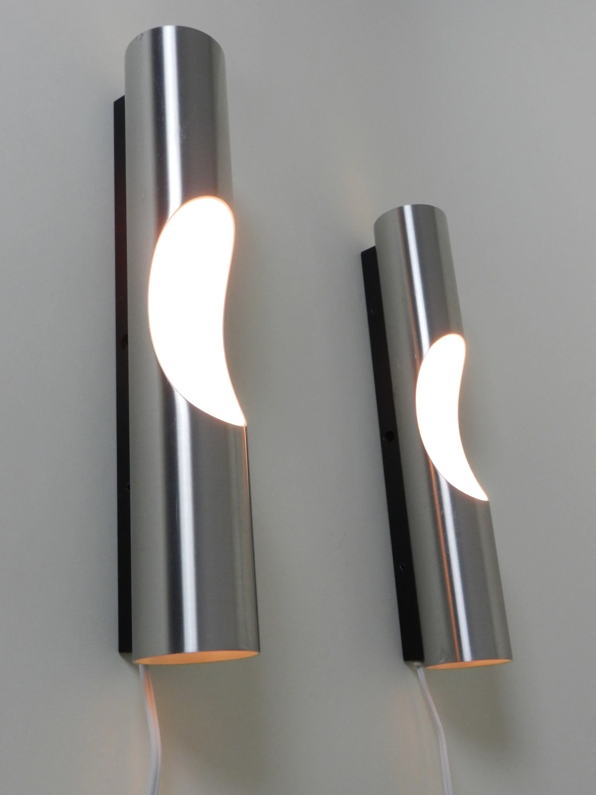 Pair of “Fuga” wall lamps in aluminum, designed by Maija Liisa Komulainen for Raak.  The Netherlands, 1960s.
