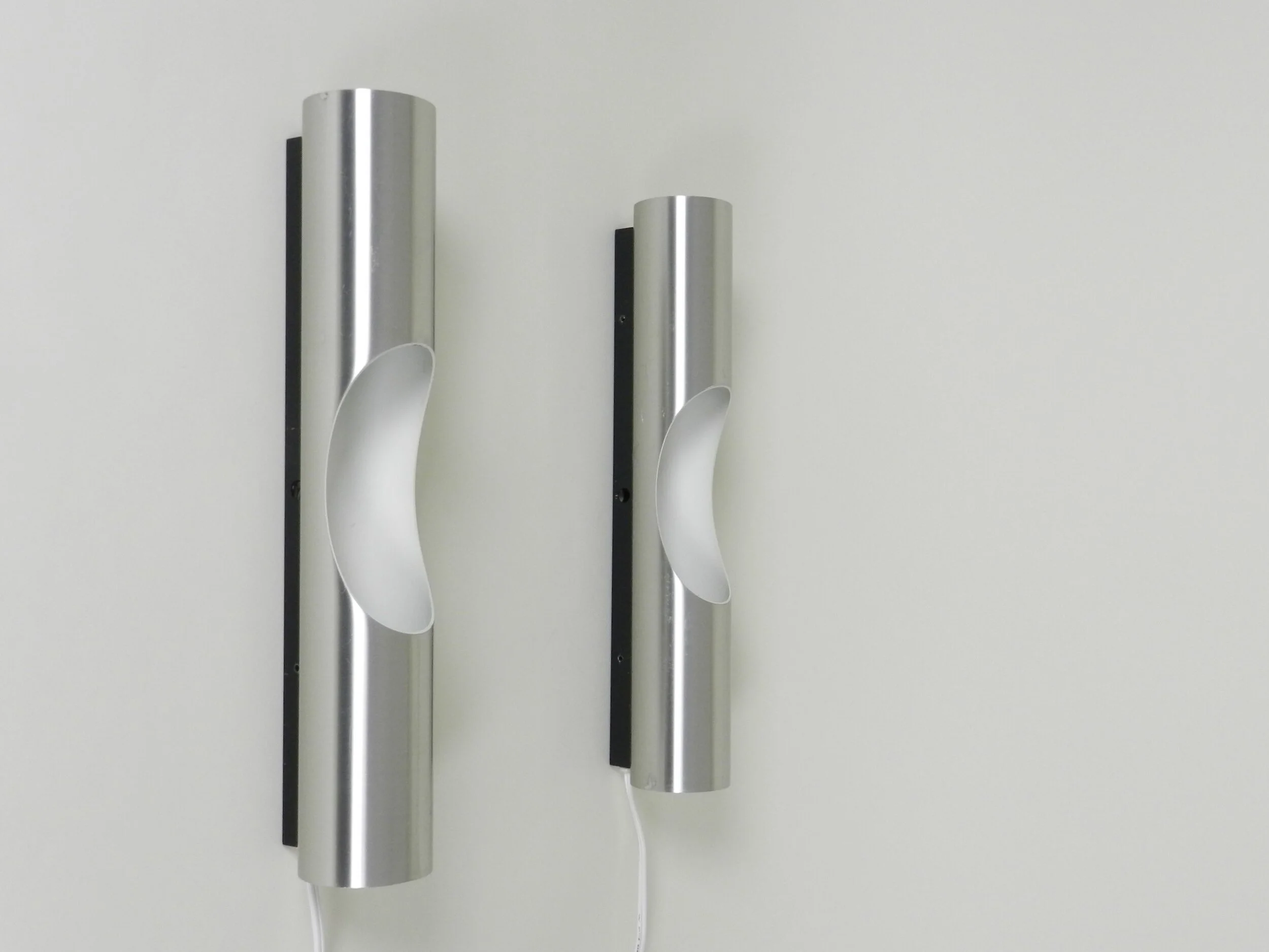 Pair of “Fuga” wall lamps in aluminum, designed by Maija Liisa Komulainen for Raak.  The Netherlands, 1960s.