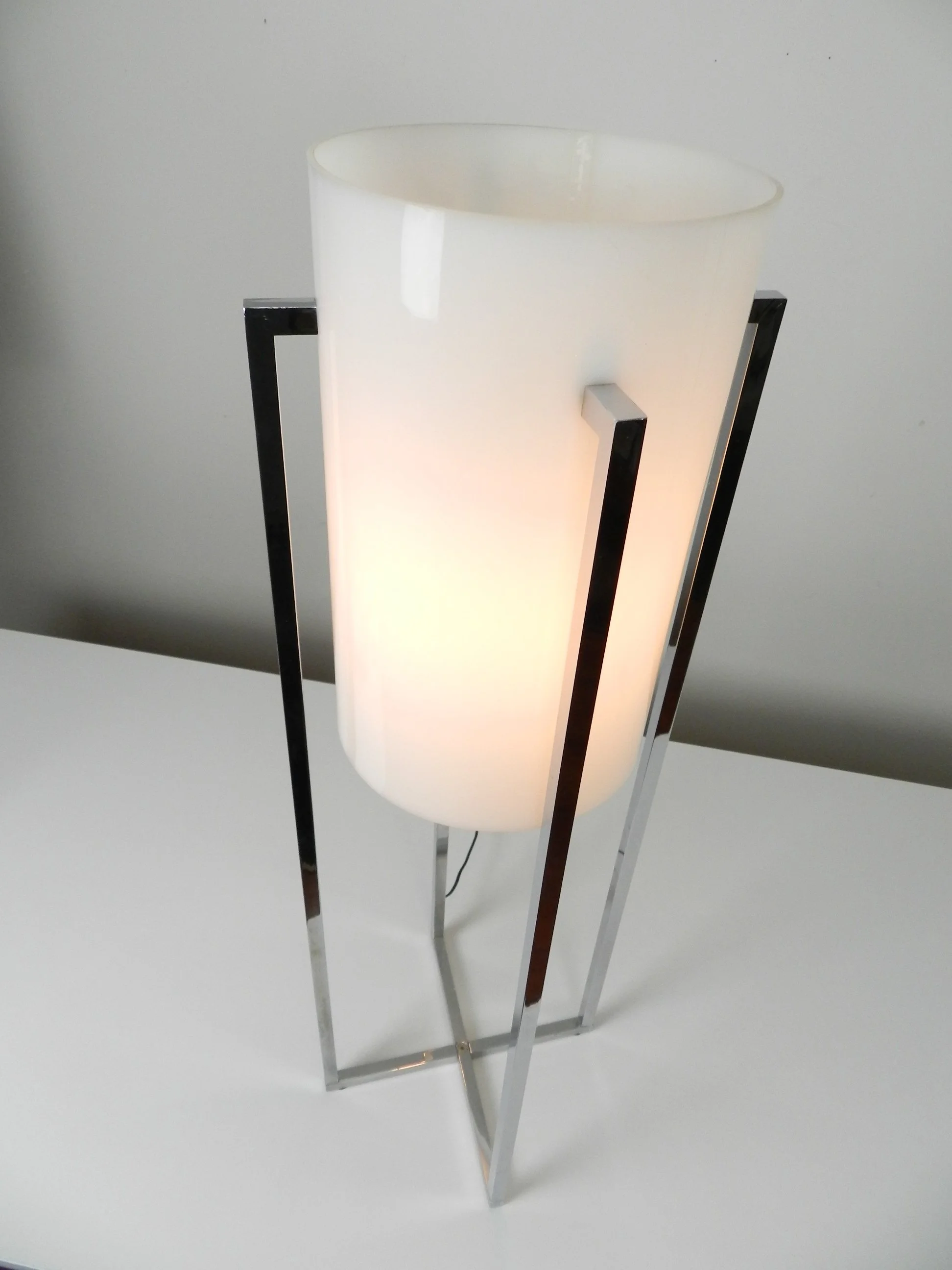 Modernist tall lamp designed by Paul Mayen for Habitat. Chromed steel frame with acrylic shade.  USA, 1970s.