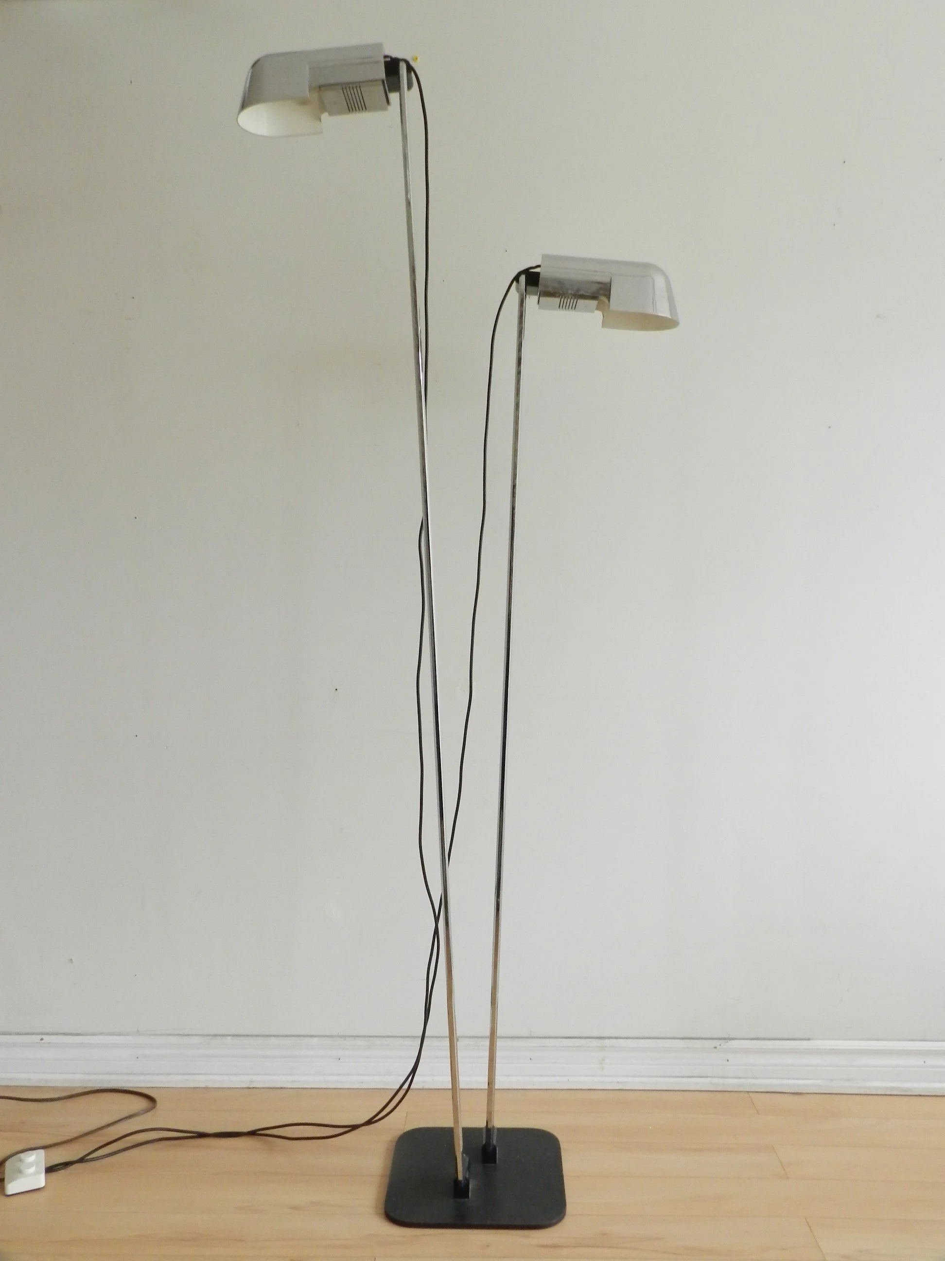 Chrome “Pala” floor lamp designed by Danilo and Corrado Aroldi for Luci Illuminazione.  Italy, 1970s.