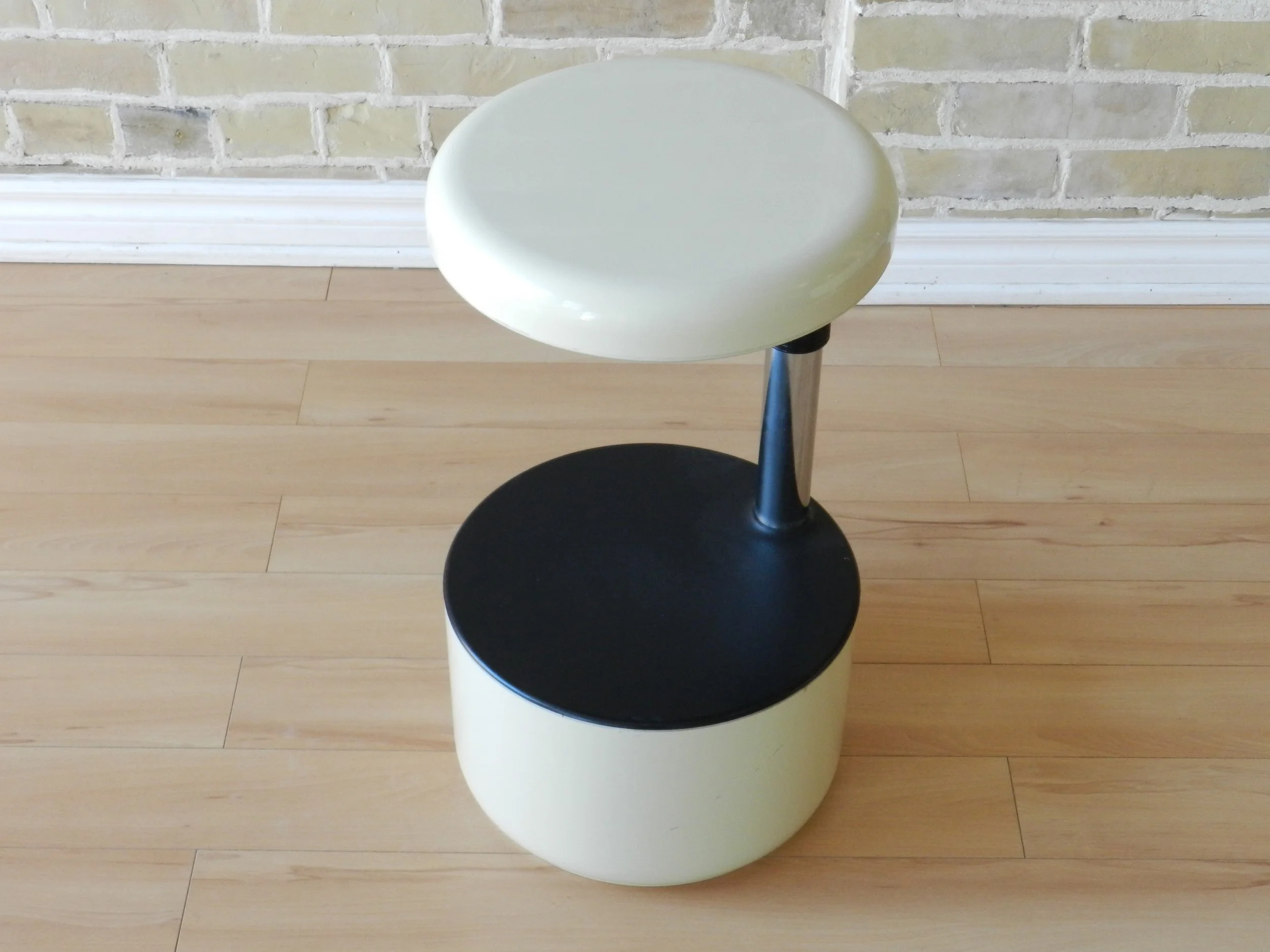 Space age design adjustable Golf stools designed by Roberto Lucci and Paolo Orlandini for Velca Legnano.  Italy, 1960s.