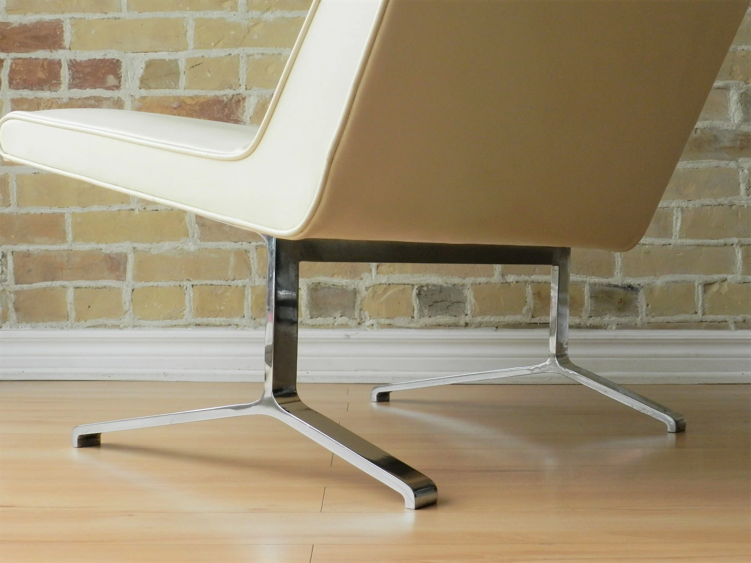 Mid century modern lounge chair in chromed steel and vinyl upholstery. Deisigned by Stefan Siwinski.  Canada, 1960s.