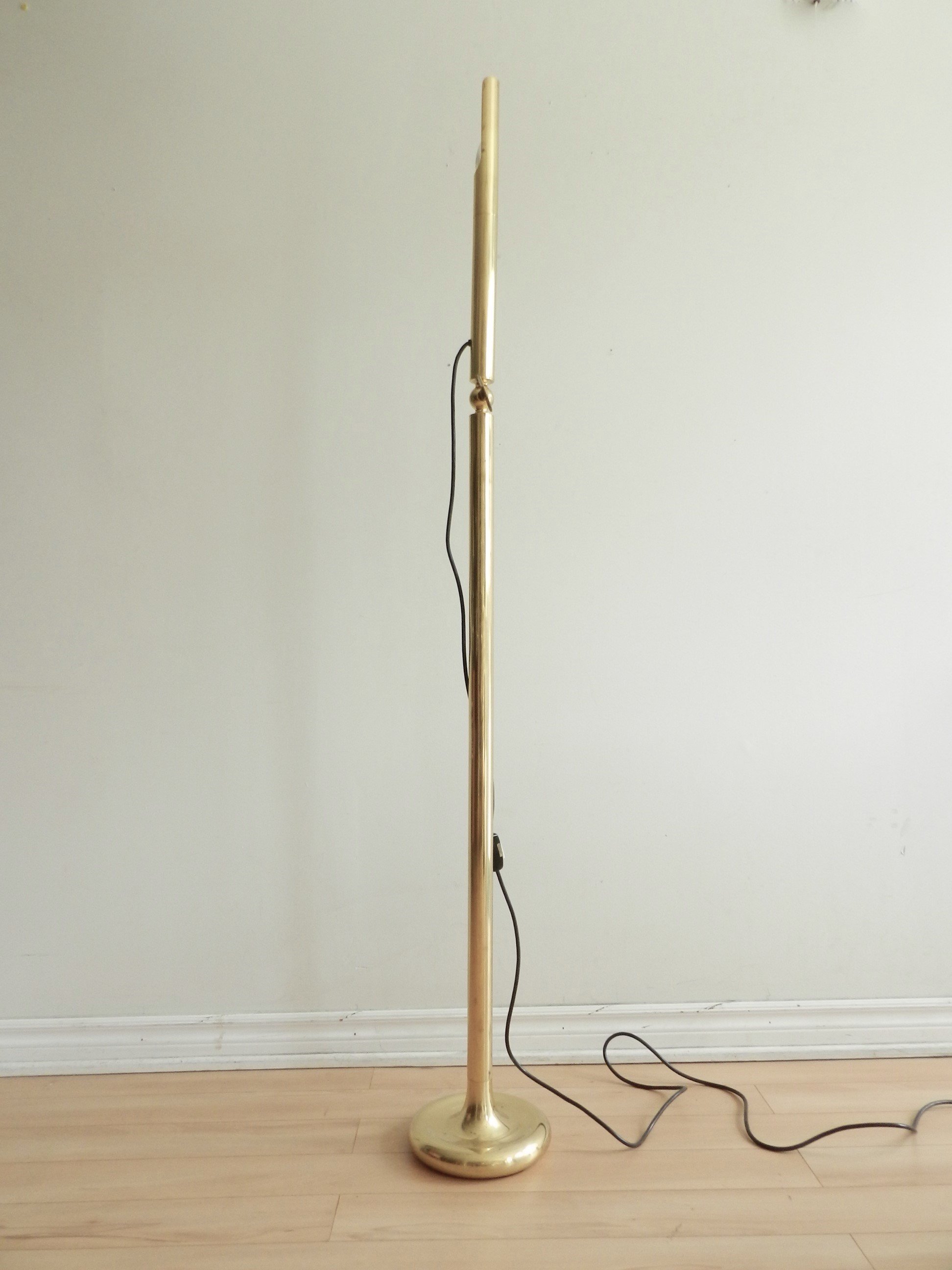 Adjustable very high quality brass “Light Pole” floor lamp designed Ingo Maurer for M Design.  Germany, 1960s.
