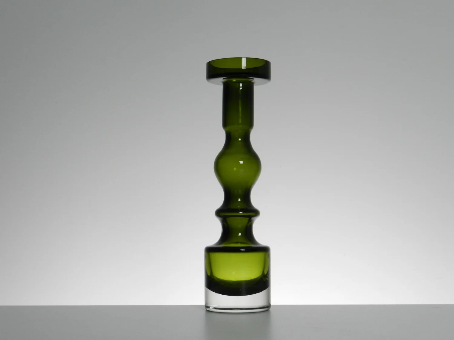 Pompadour vase designed by Nanny Still for Riihimaen Lasi.<br/><br