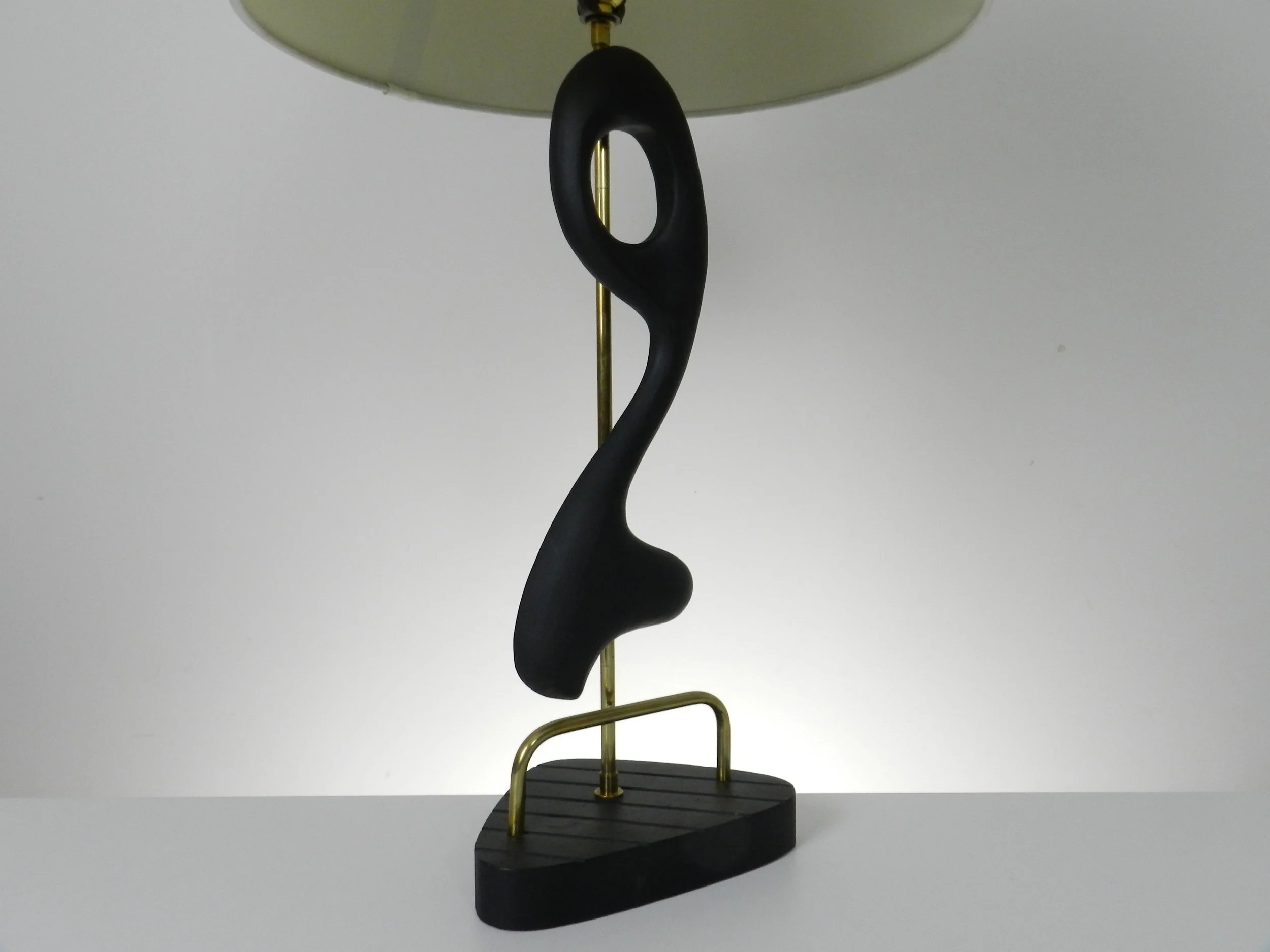 Mid century modern sculptural lamp in brass and wood by Modeline of California.  USA, 1960s.