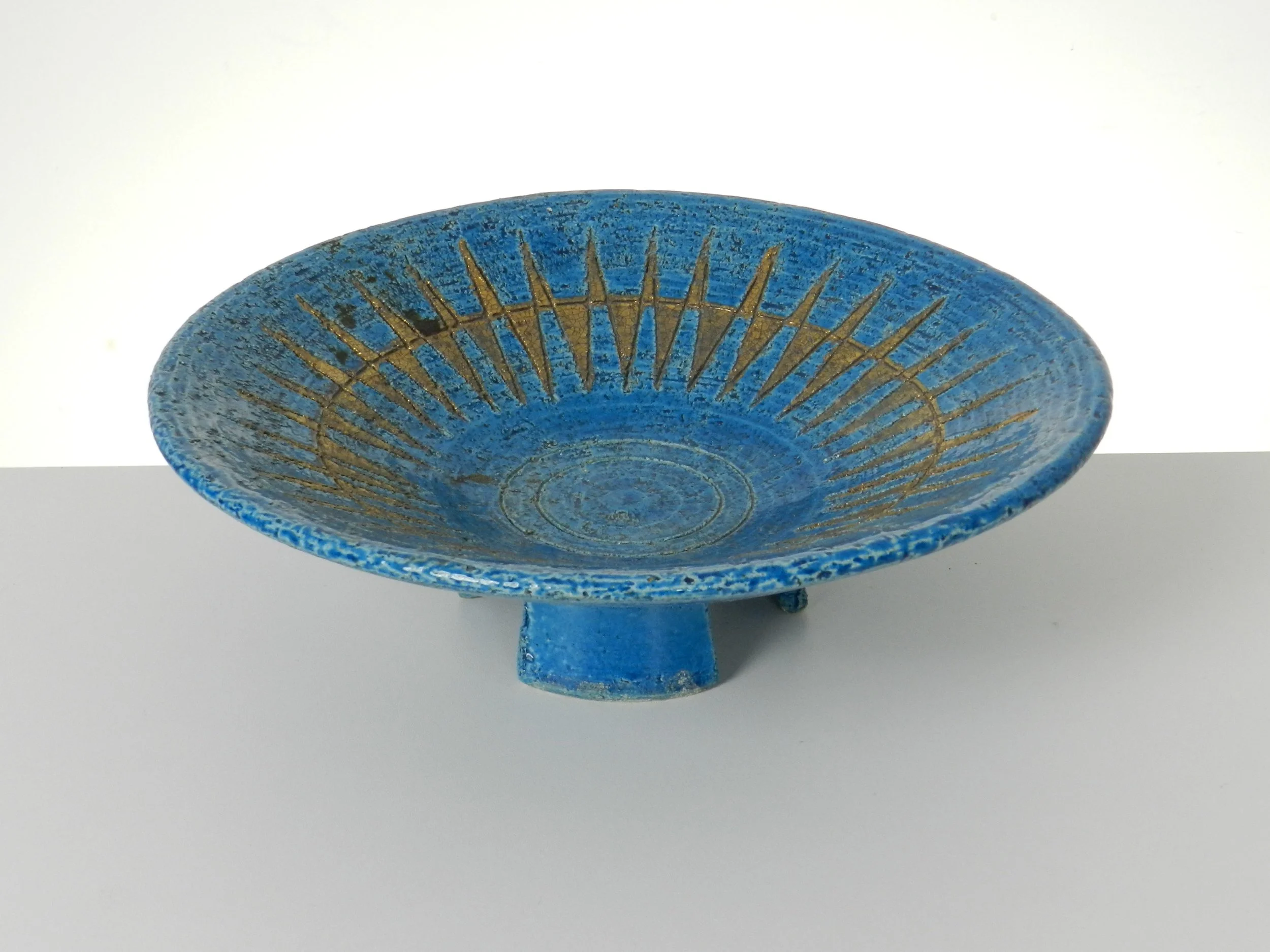 Ceramic pedestal bowl designed by Aldo Londi for Bitossi.  Italy, 1960s.