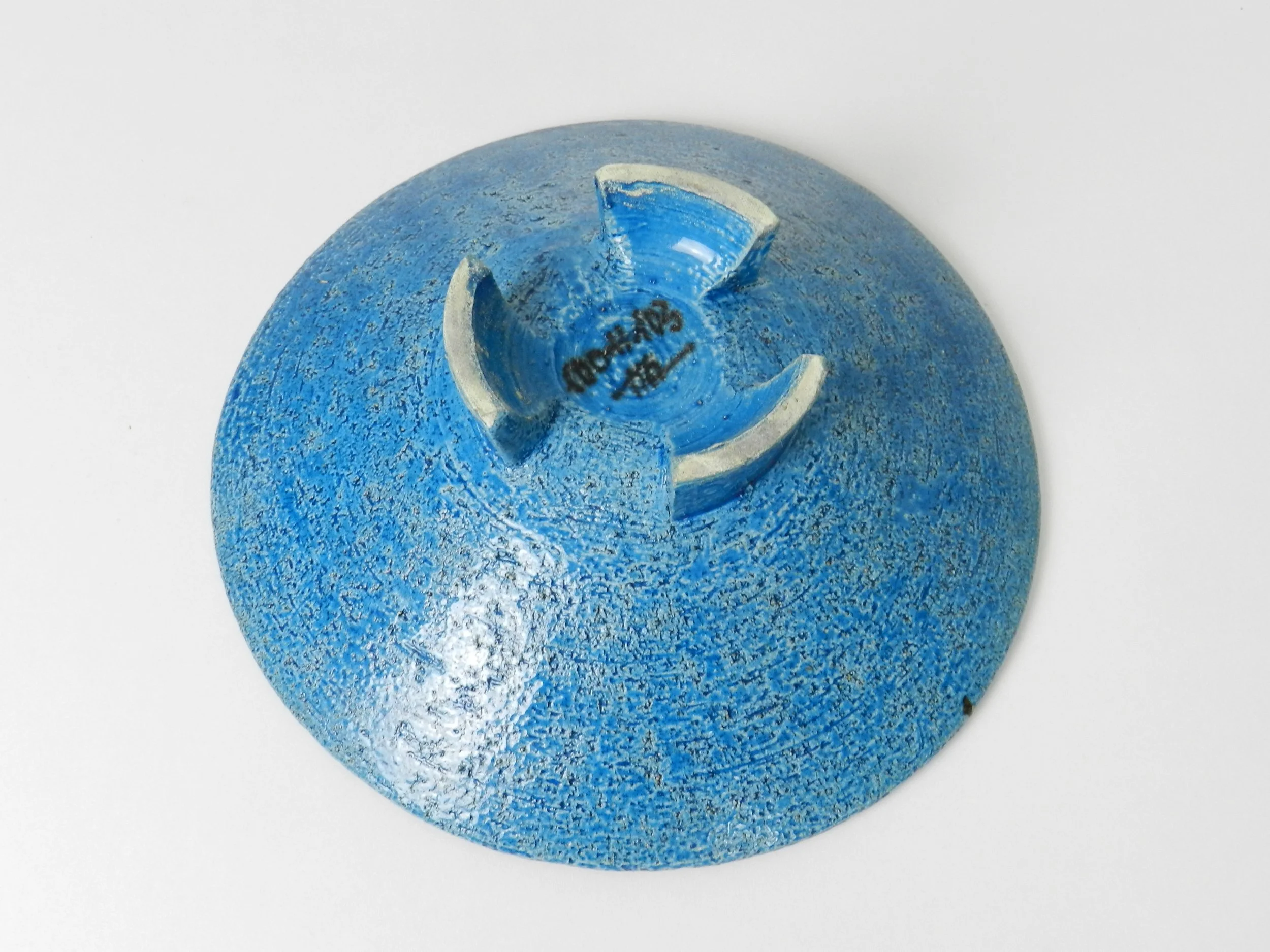 Ceramic pedestal bowl designed by Aldo Londi for Bitossi.  Italy, 1960s.