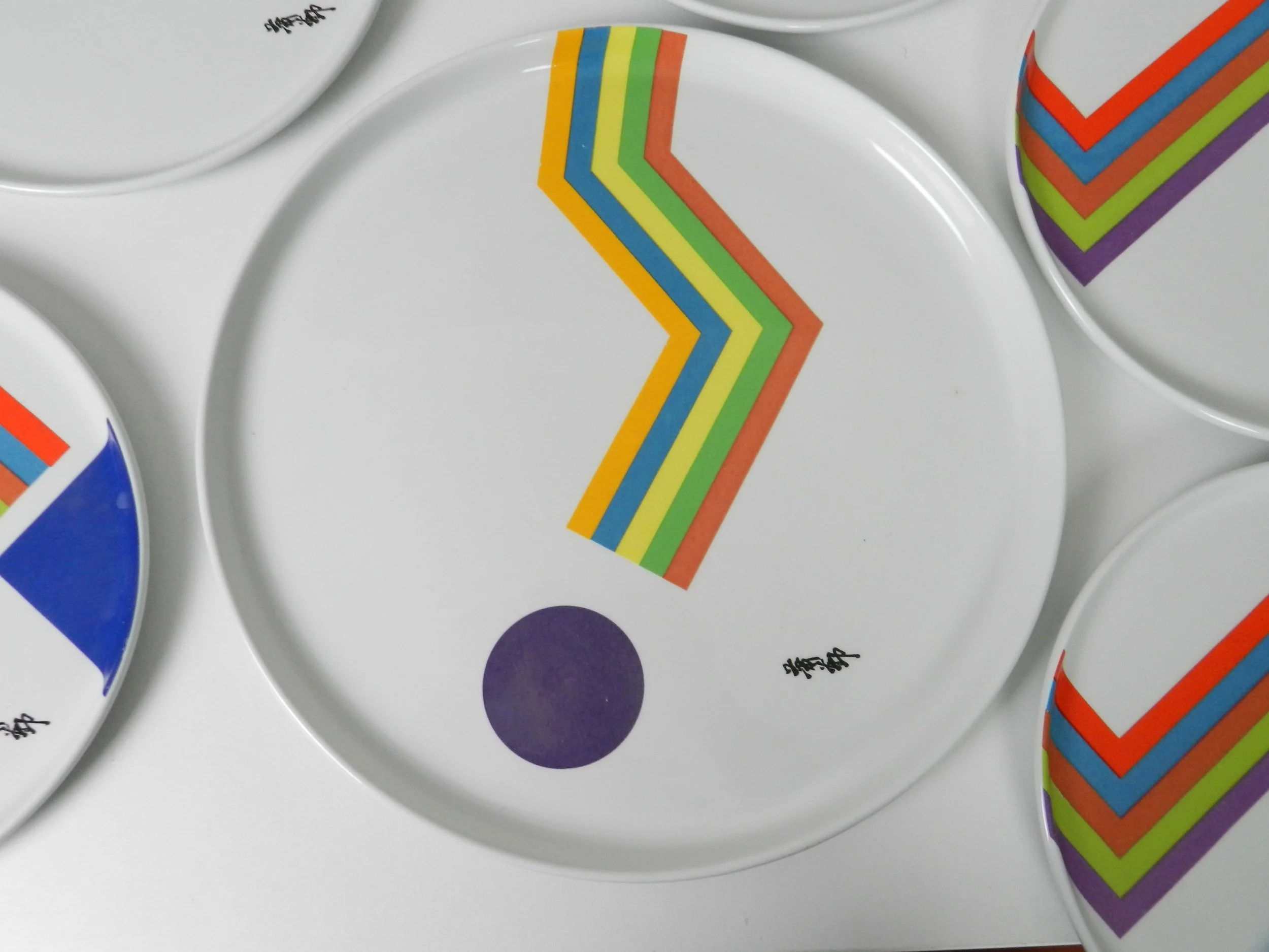 Set of rare ceramic plates designed Hsiao Chin for Franco Pozzi. Set includes 10 - 9.75” and 1 - 12.75”.  Italy, 1970s.