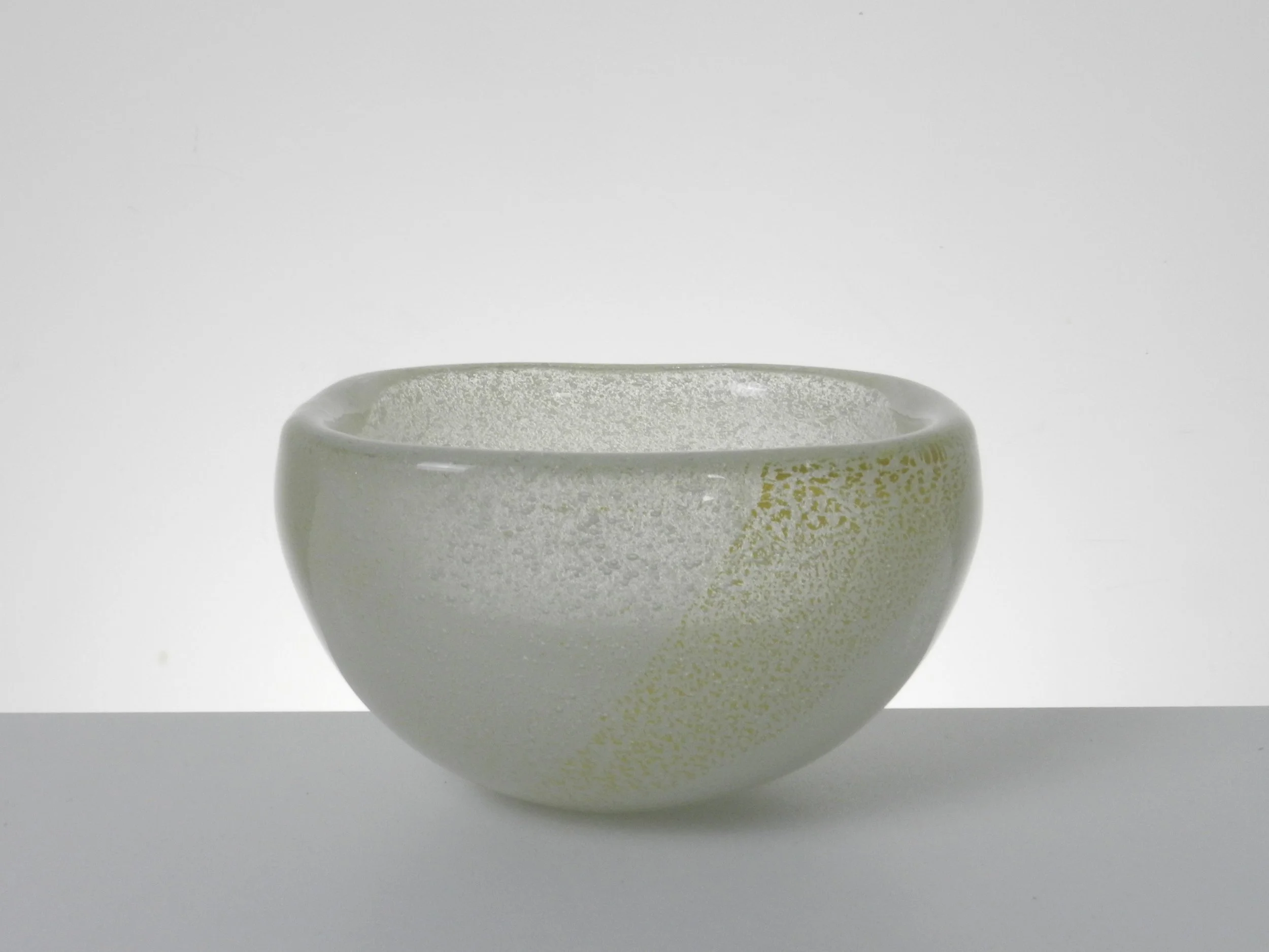 Murano glass ‘Sommerso a bollicine’ bowl by Carlo Scarpa for Venini. Marked on bottom: Venini murano (acid stamp).  Italy, circa 1930s.