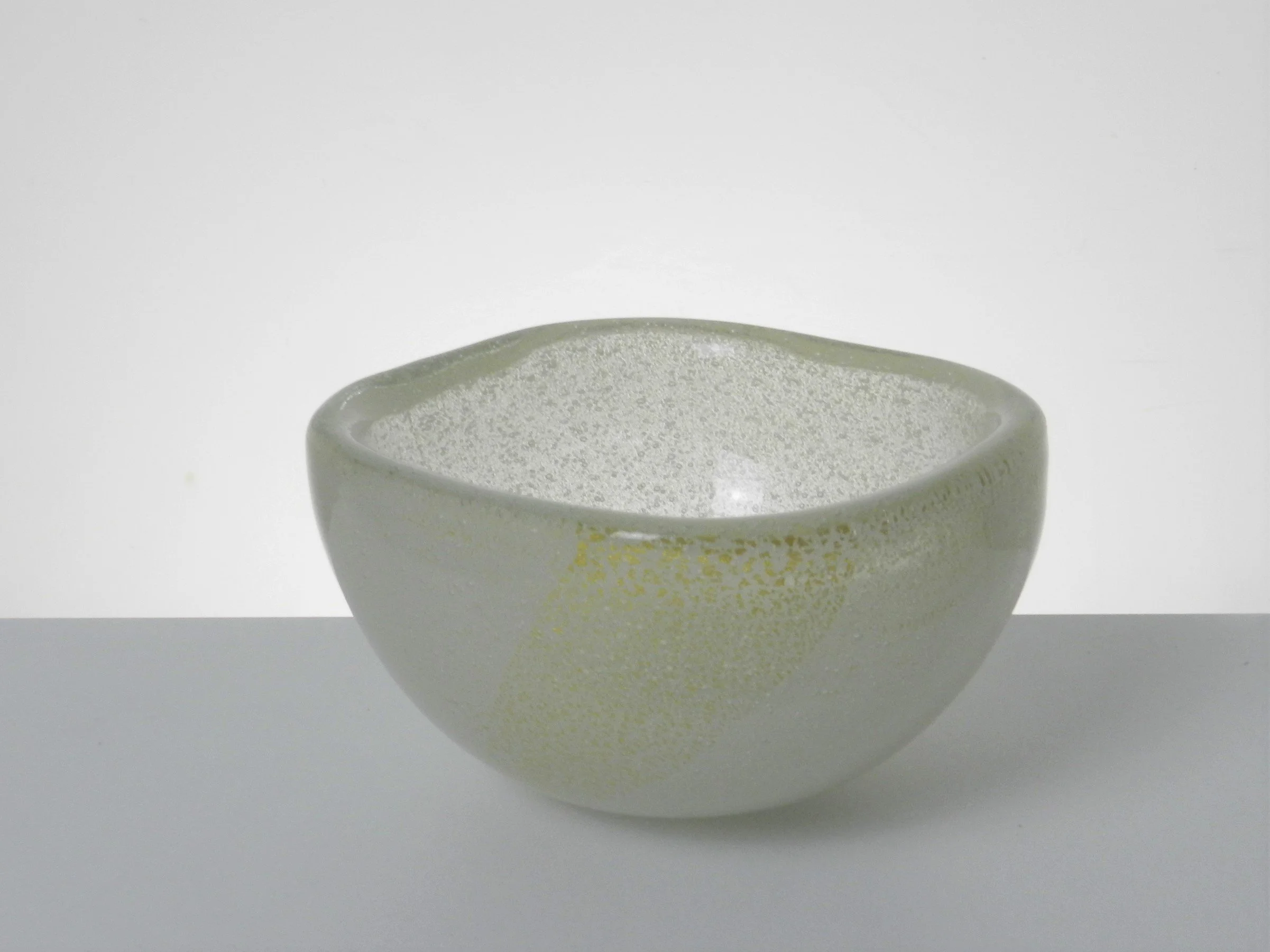 Murano glass ‘Sommerso a bollicine’ bowl by Carlo Scarpa for Venini. Marked on bottom: Venini murano (acid stamp).  Italy, circa 1930s.