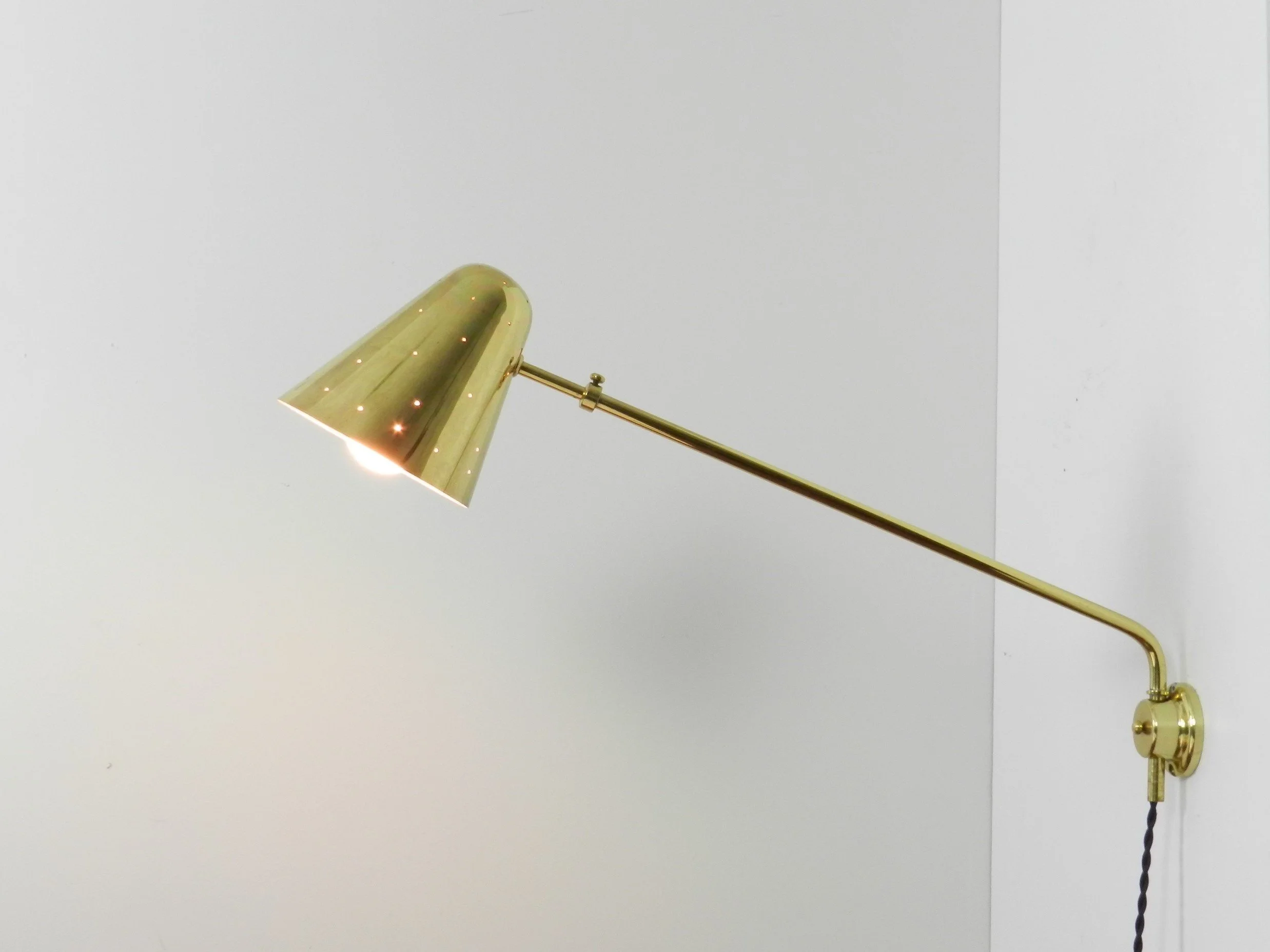 Mid century modern high quality brass extendable wall lamp. Maker unknown but probably of Swedish origin.  Scandinavia, 1950s.