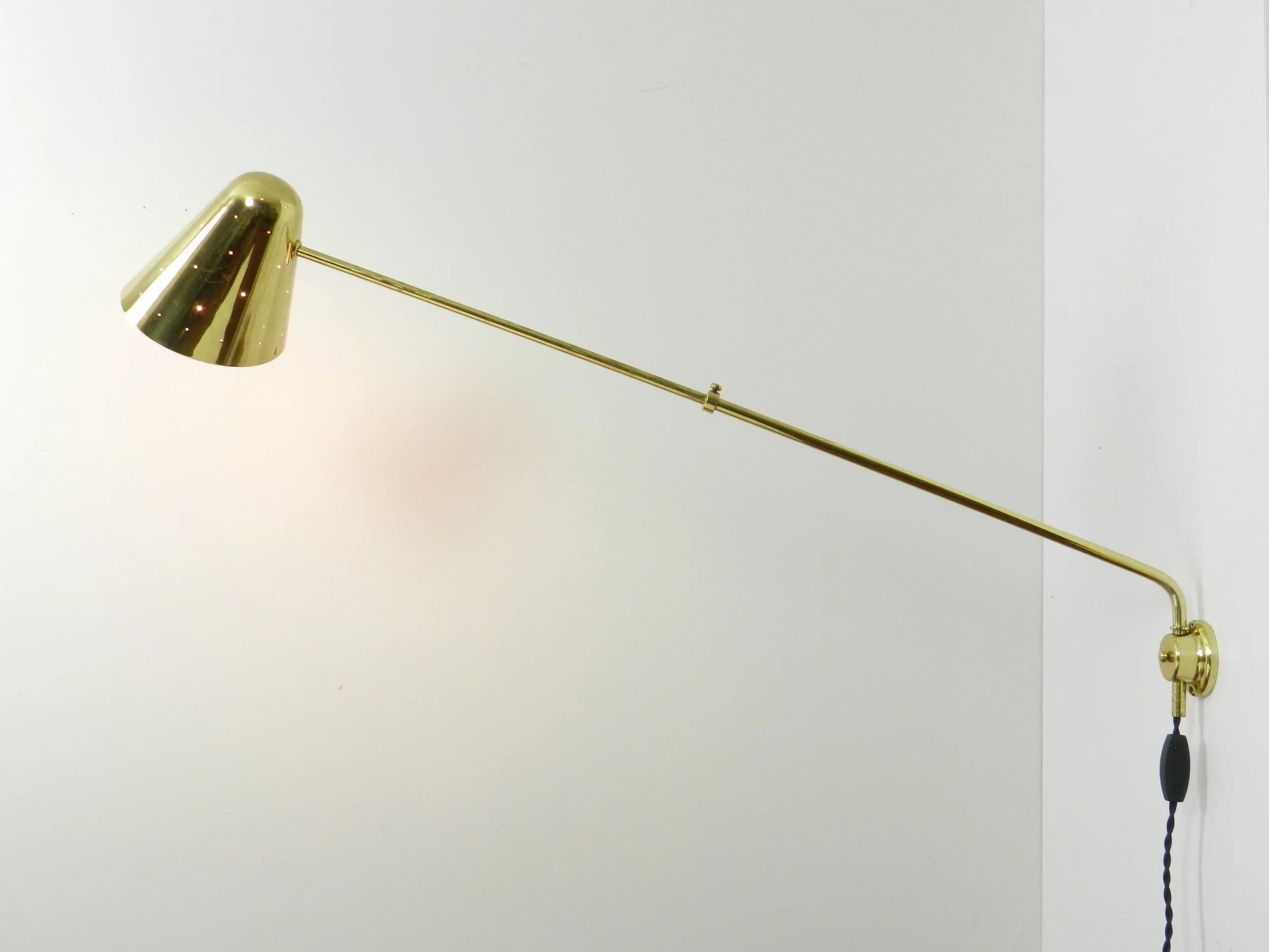 Mid century modern high quality brass extendable wall lamp. Maker unknown but probably of Swedish origin.  Scandinavia, 1950s.