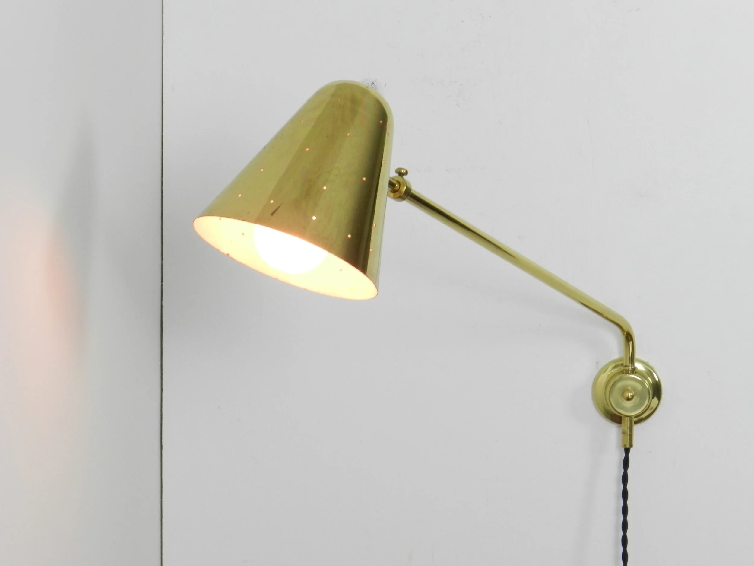 Mid century modern high quality brass extendable wall lamp. Maker unknown but probably of Swedish origin.  Scandinavia, 1950s.