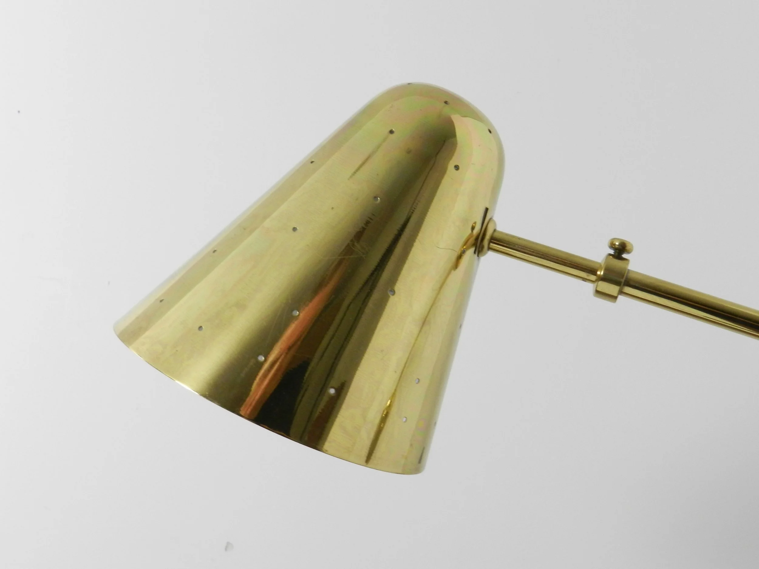Mid century modern high quality brass extendable wall lamp. Maker unknown but probably of Swedish origin.  Scandinavia, 1950s.