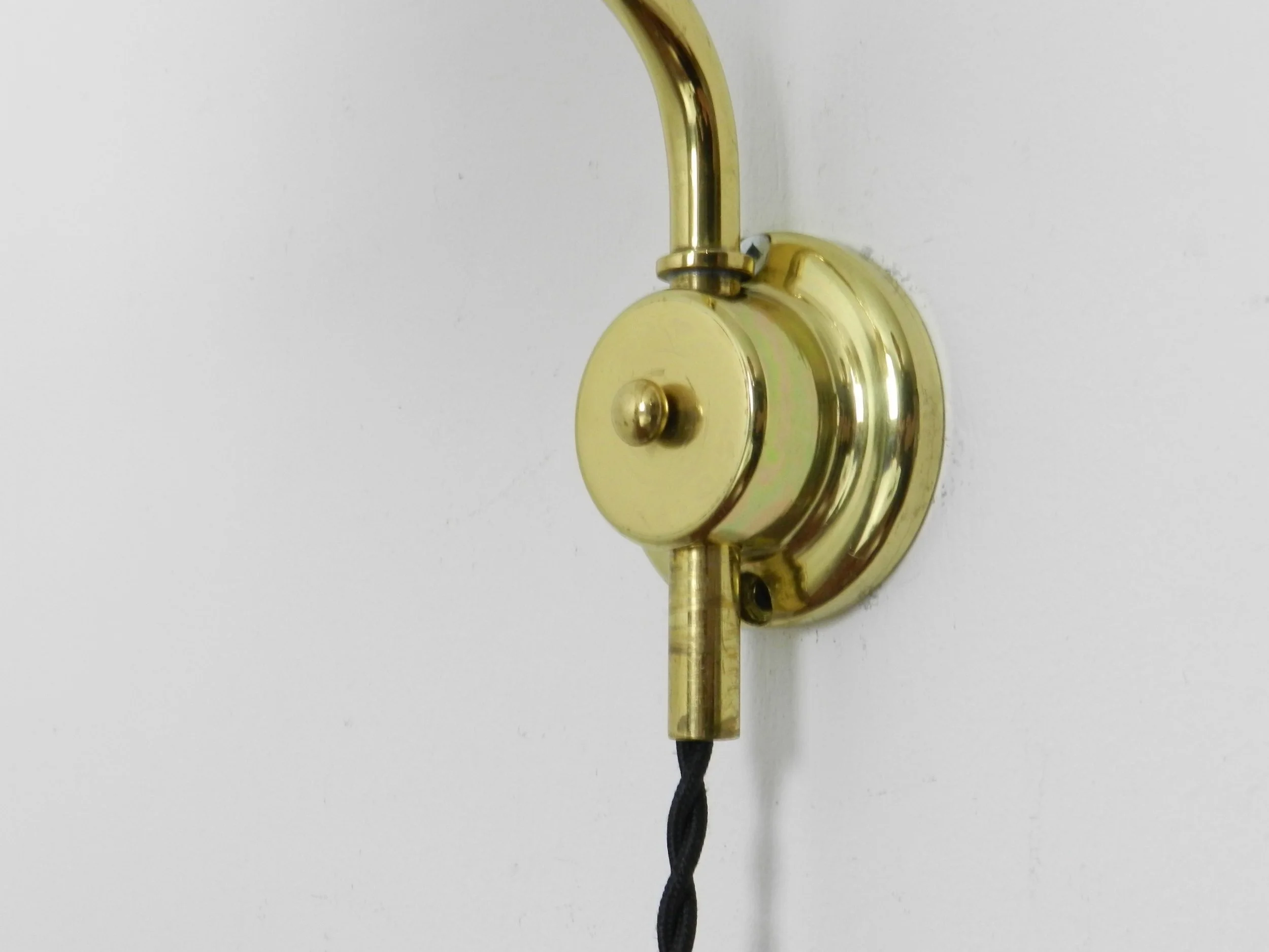 Mid century modern high quality brass extendable wall lamp. Maker unknown but probably of Swedish origin.  Scandinavia, 1950s.