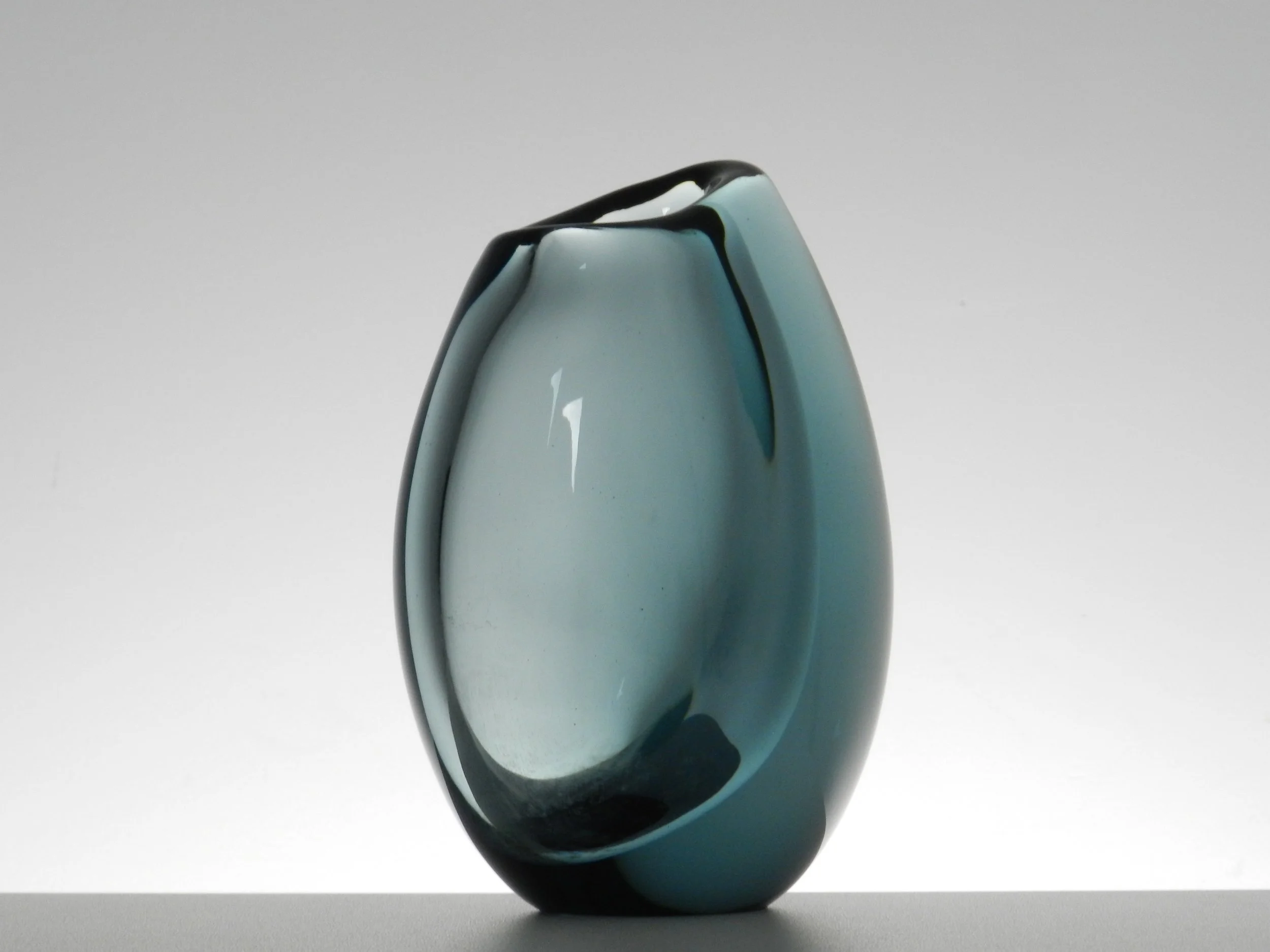 Dark gray shark tooth glass vase designed by Vicke Lindstrand for Kosta.  Sweden, 1960s.