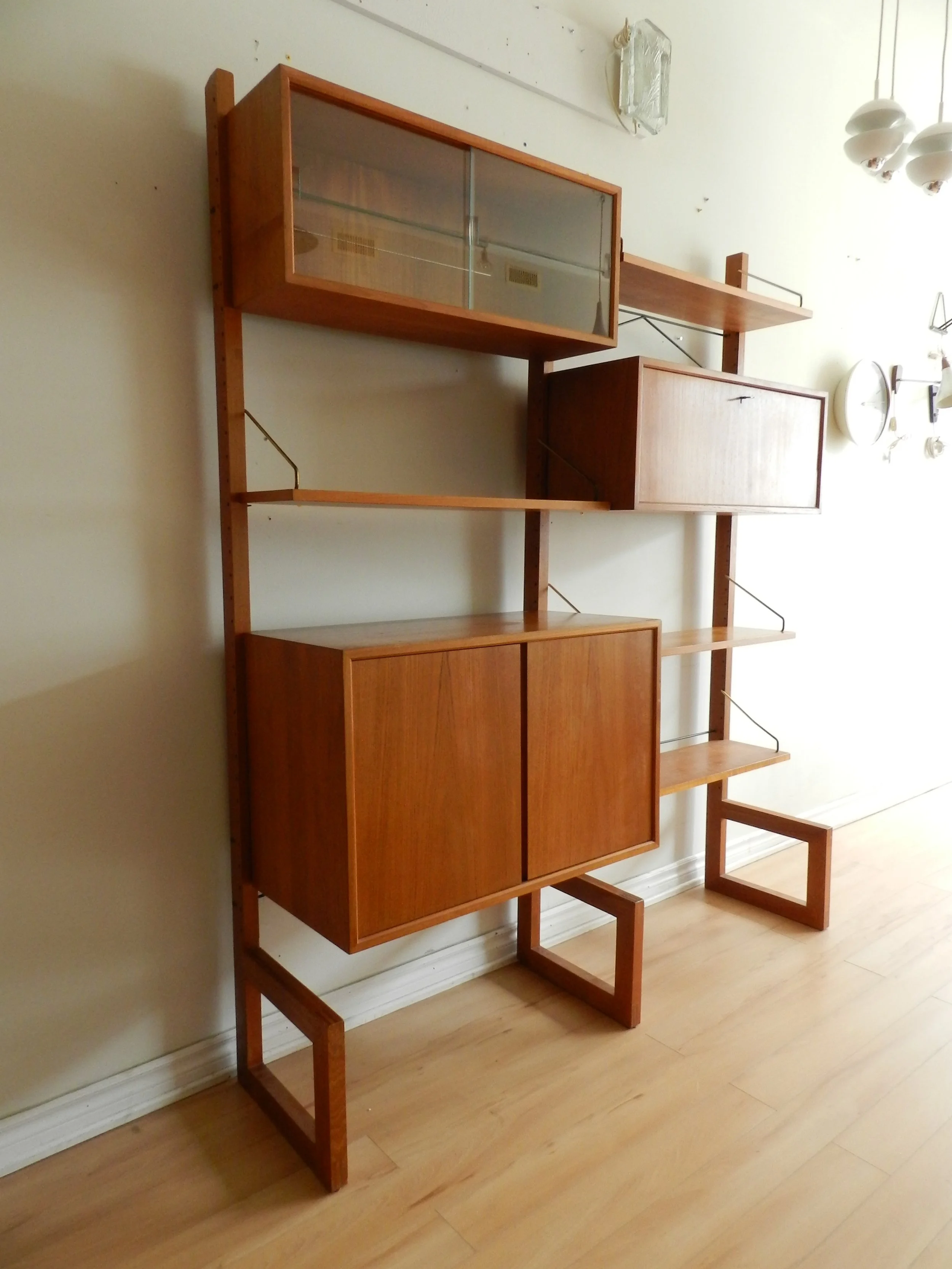 Teak Cado Royal freestanding modular shelf unit designed by Poul Cadovious.  Denmark, 1960s.