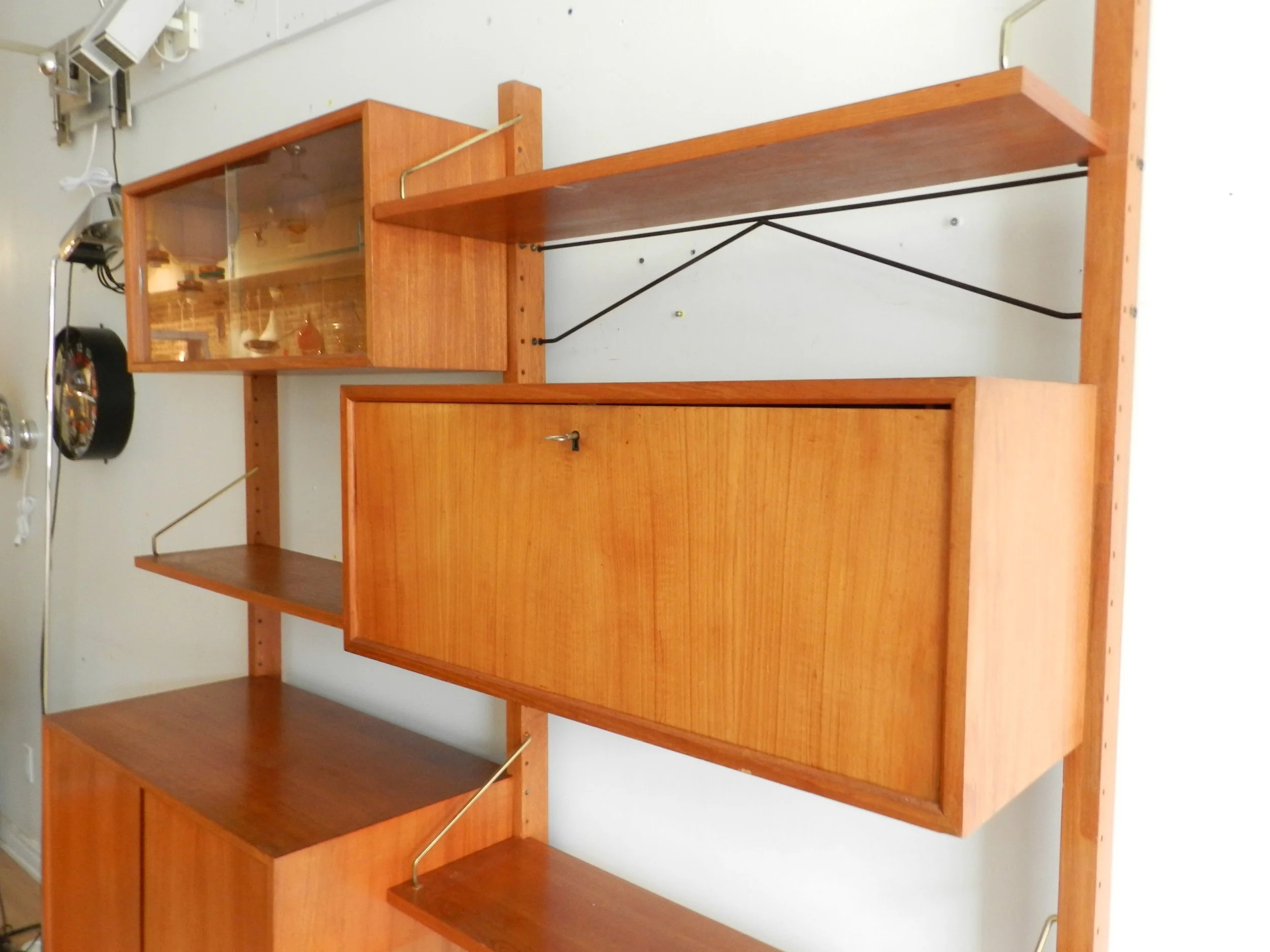 Teak Cado Royal freestanding modular shelf unit designed by Poul Cadovious.  Denmark, 1960s.