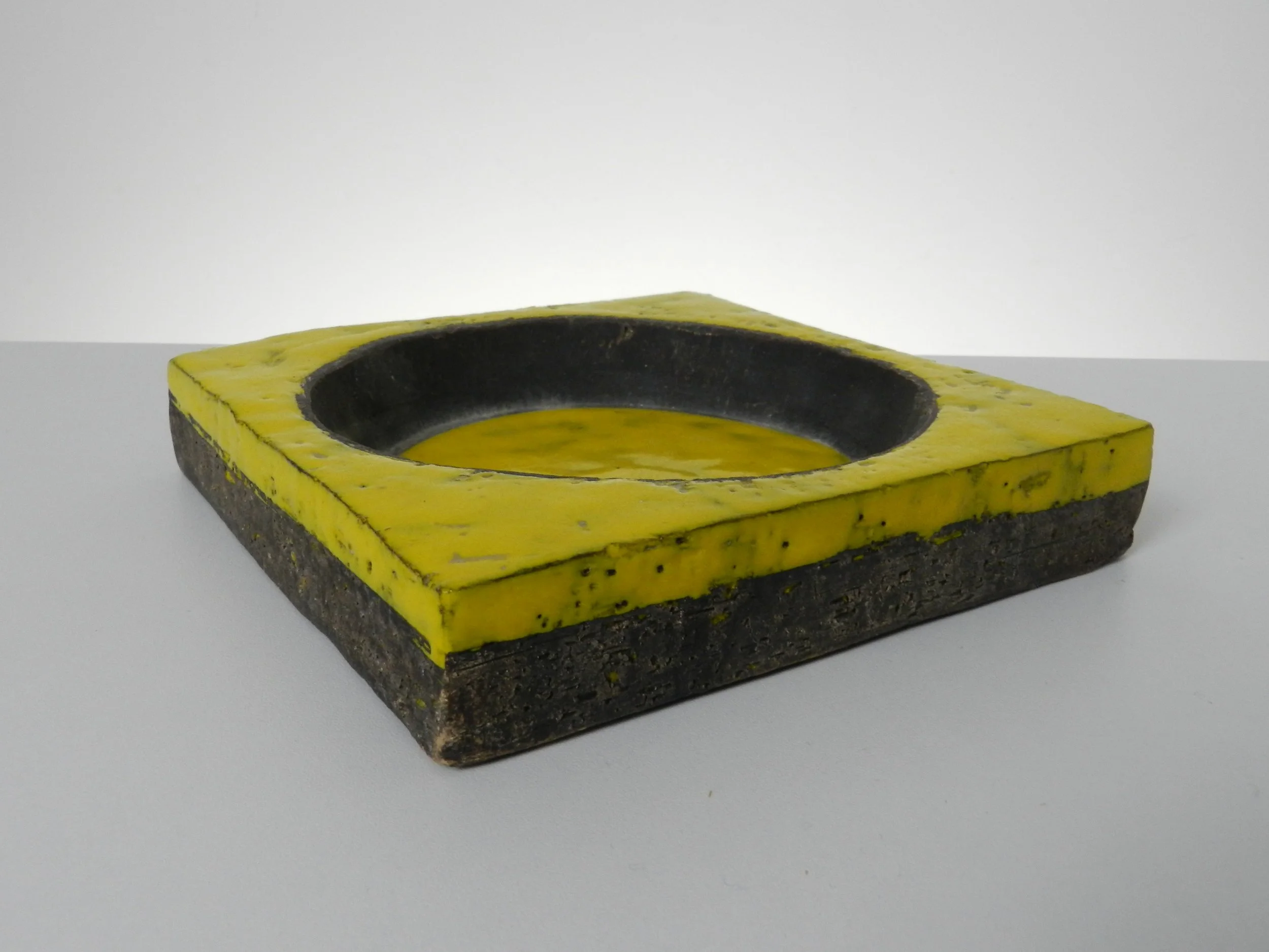 Mid century ceramic bowl designed by Aldo Londi for Bitossi.  Italy, 1960s