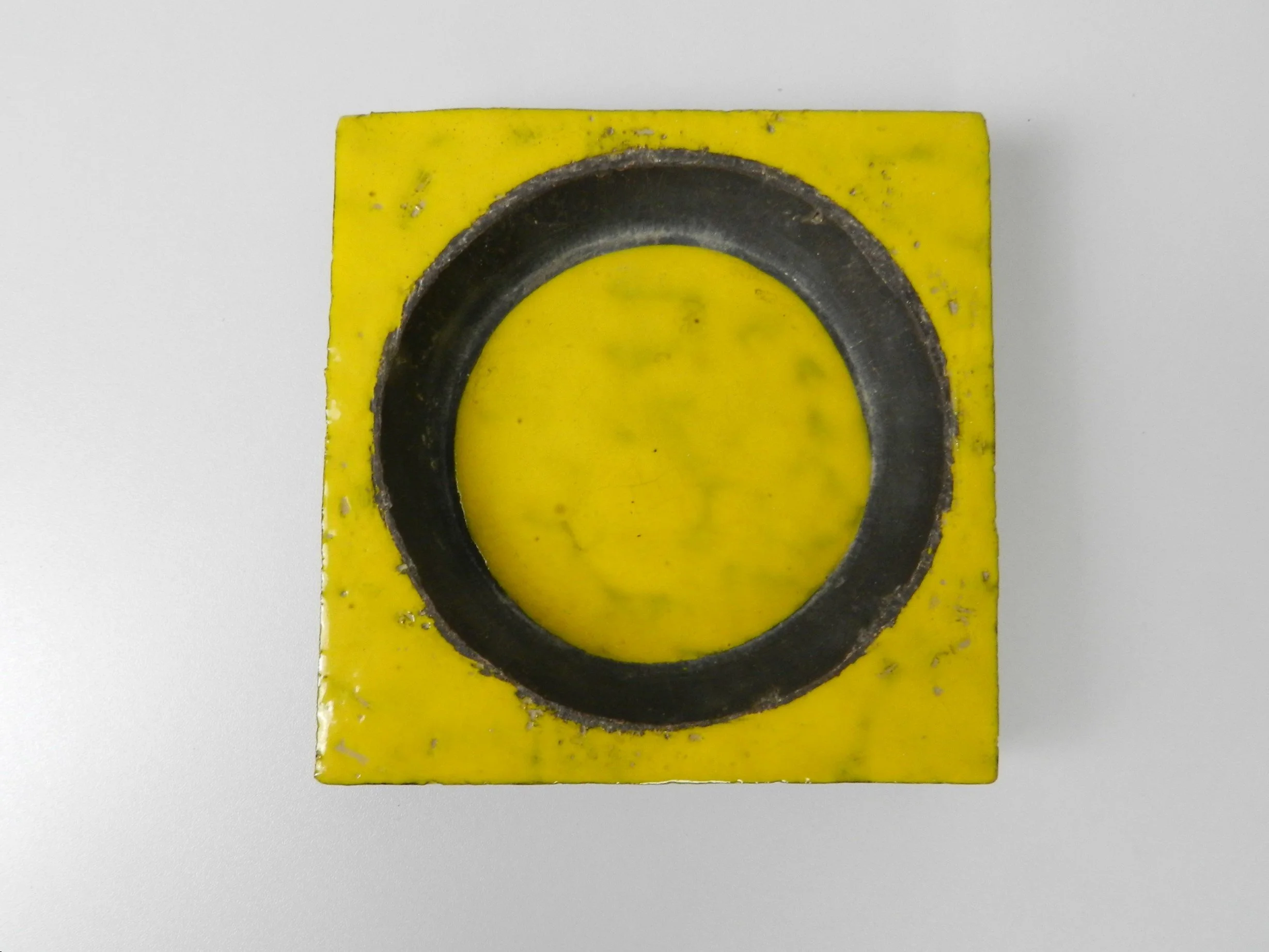 Mid century ceramic bowl designed by Aldo Londi for Bitossi.  Italy, 1960s