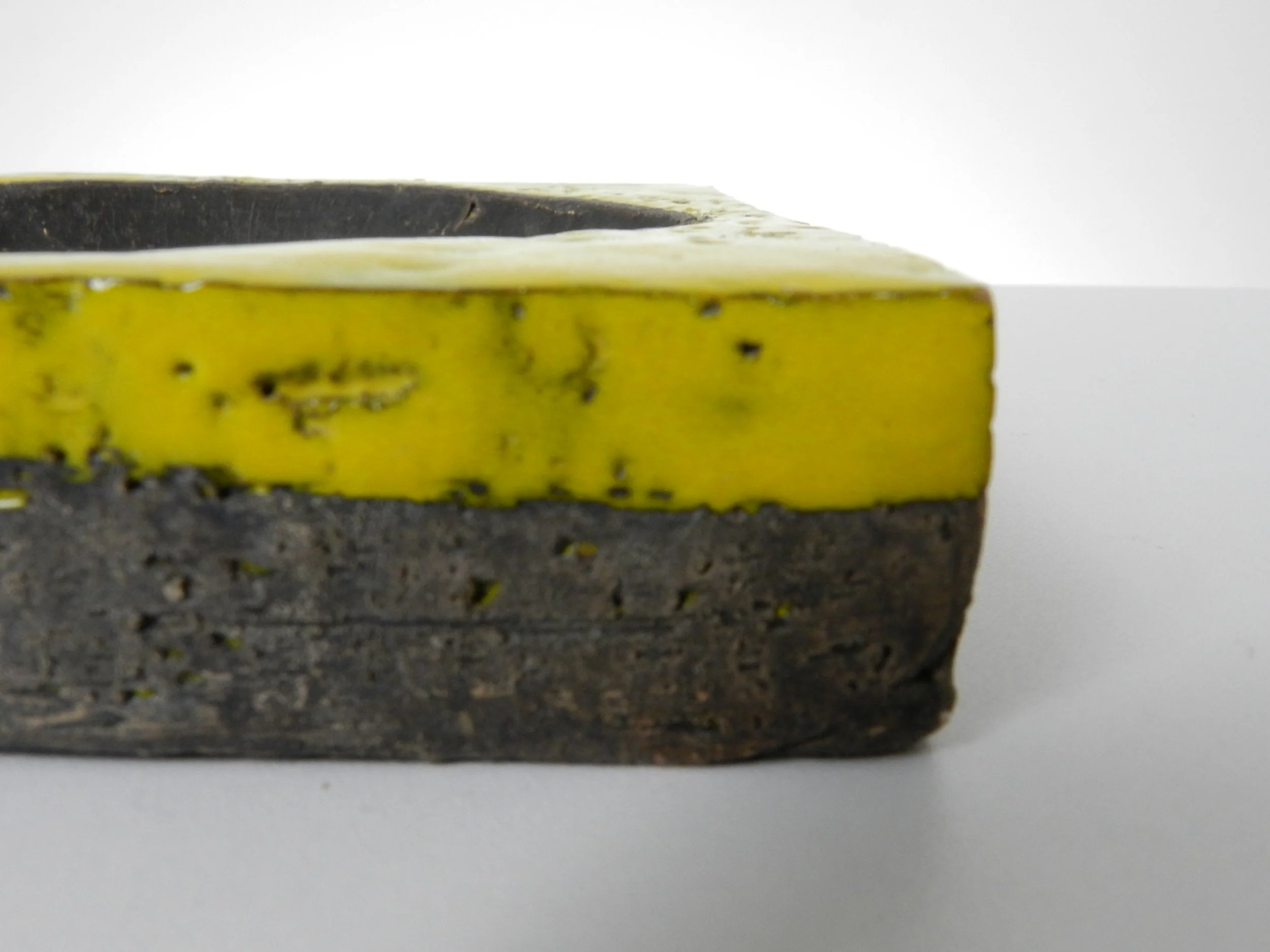 Mid century ceramic bowl designed by Aldo Londi for Bitossi.  Italy, 1960s