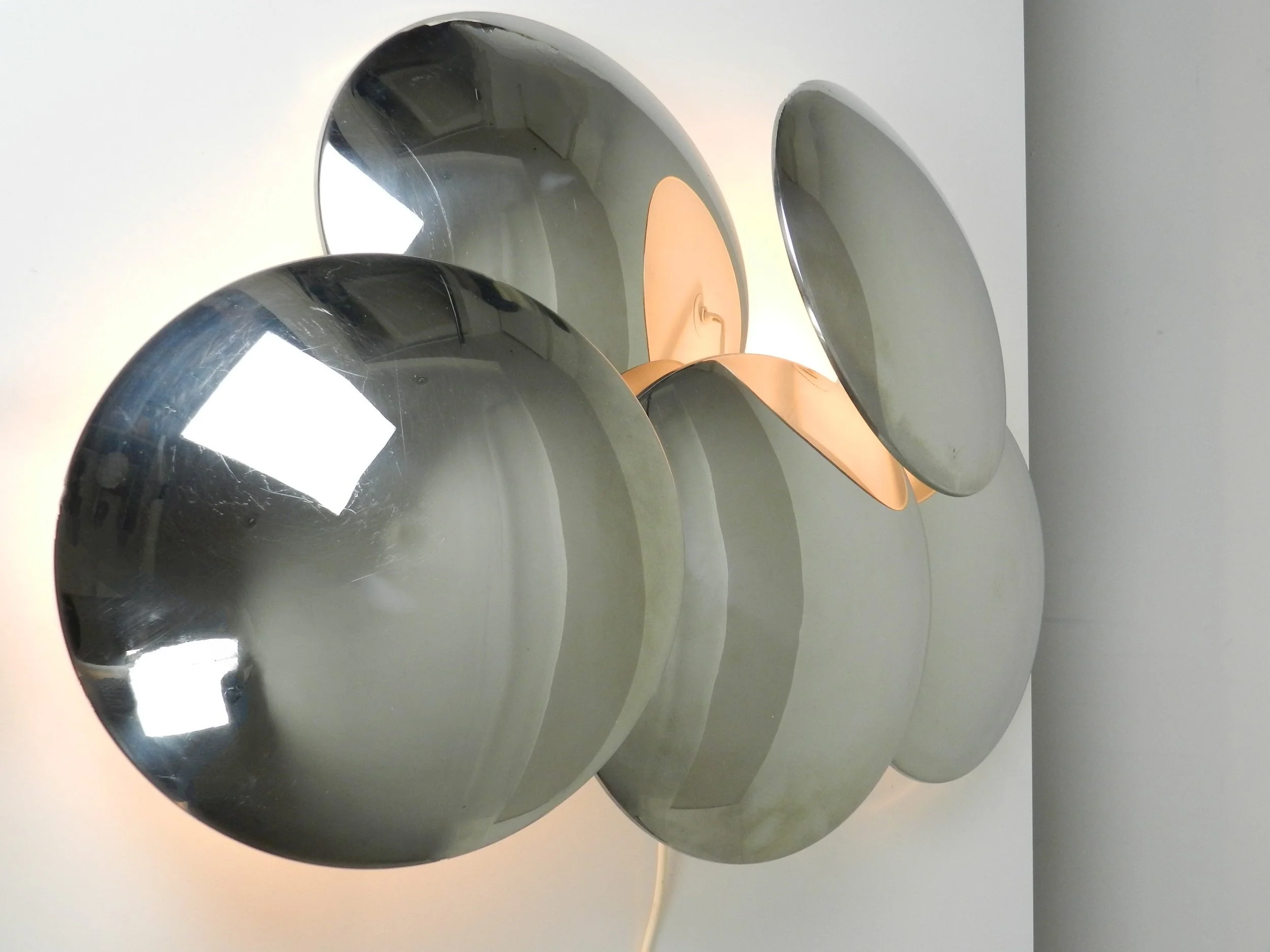 Large modernist five disk wall lamp designed by Goffredo Reggiani for Reggiani.  Italy, 1960s.