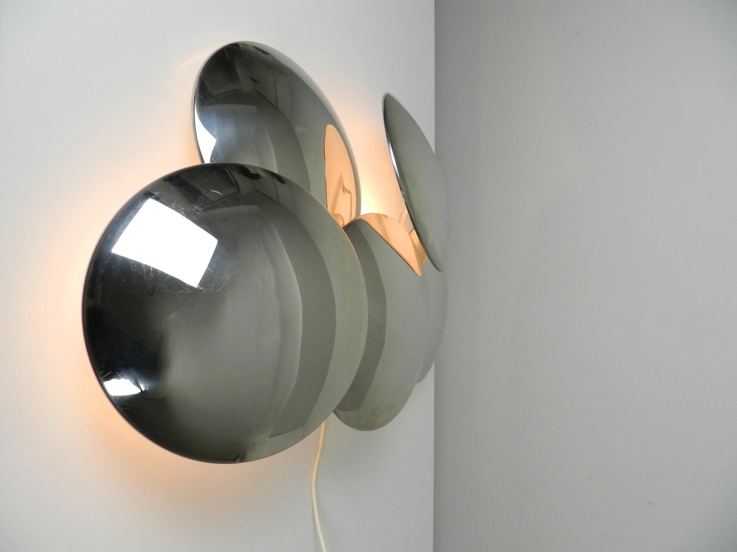 Large modernist five disk wall lamp designed by Goffredo Reggiani for Reggiani.  Italy, 1960s.