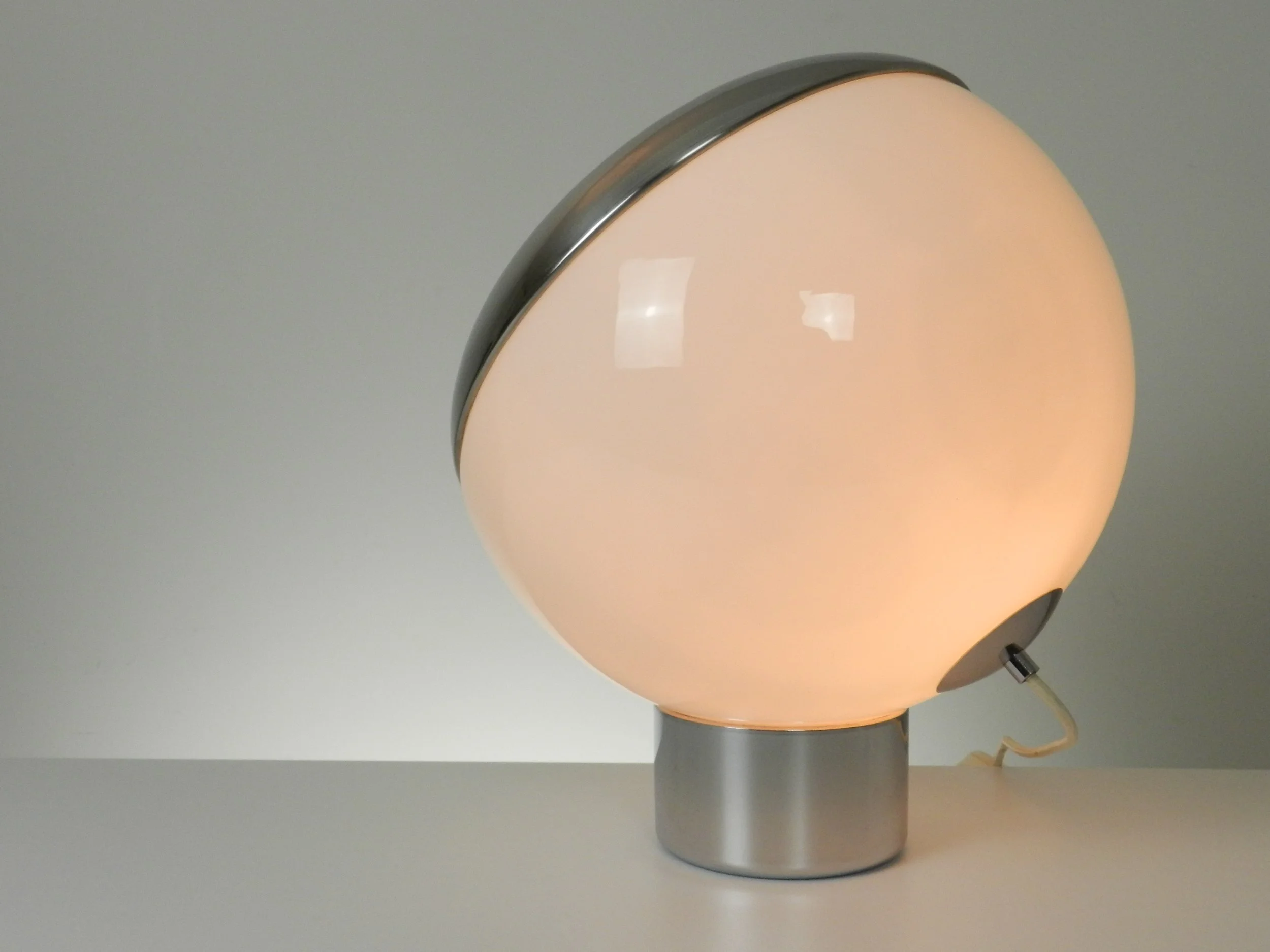 Large space age lamp in opaline glass and chrome by Reggiani. Can be used as a table or floor lamp.  Italy, 1970s.