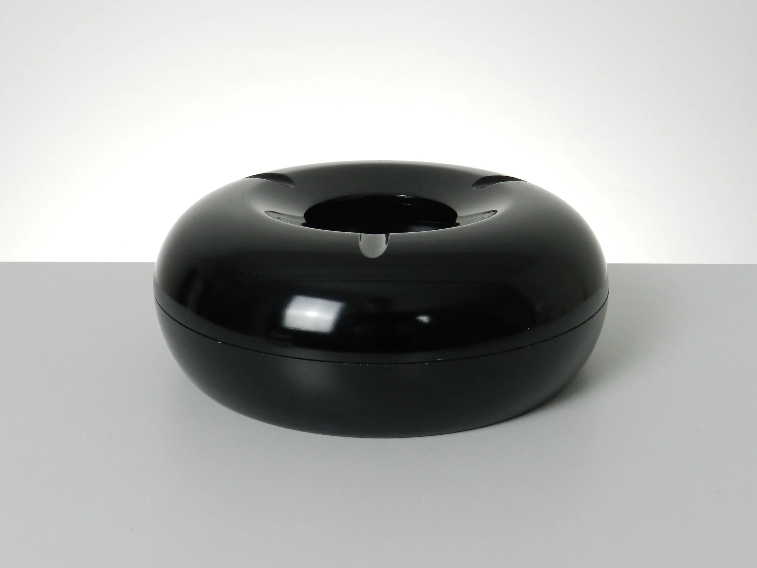 Large space age plastic ashtray designed by Gabriella Valli for Bilumen. Flip side is a shallow bowl.  Italy, 1970s.