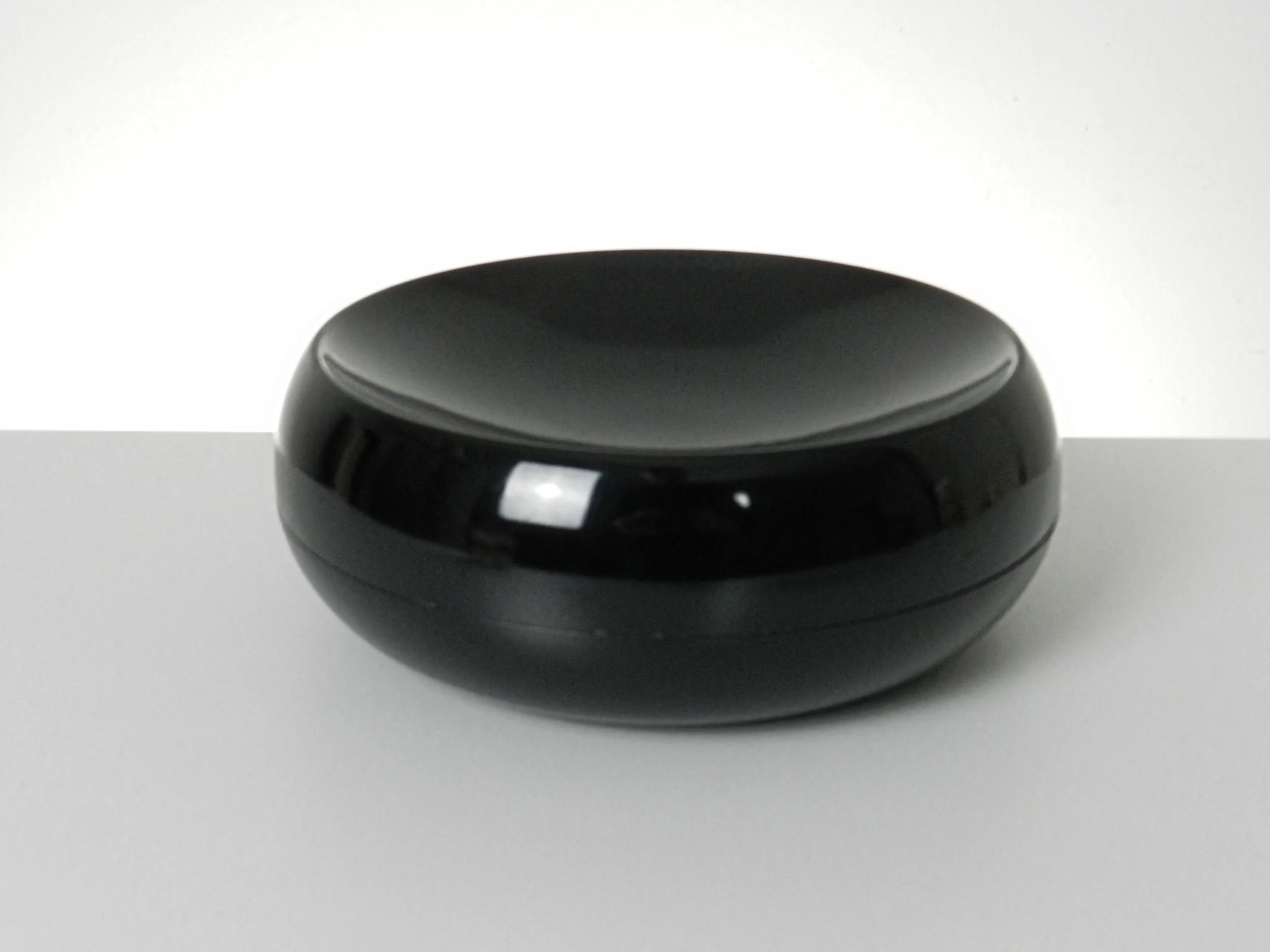 Large space age plastic ashtray designed by Gabriella Valli for Bilumen. Flip side is a shallow bowl.  Italy, 1970s.