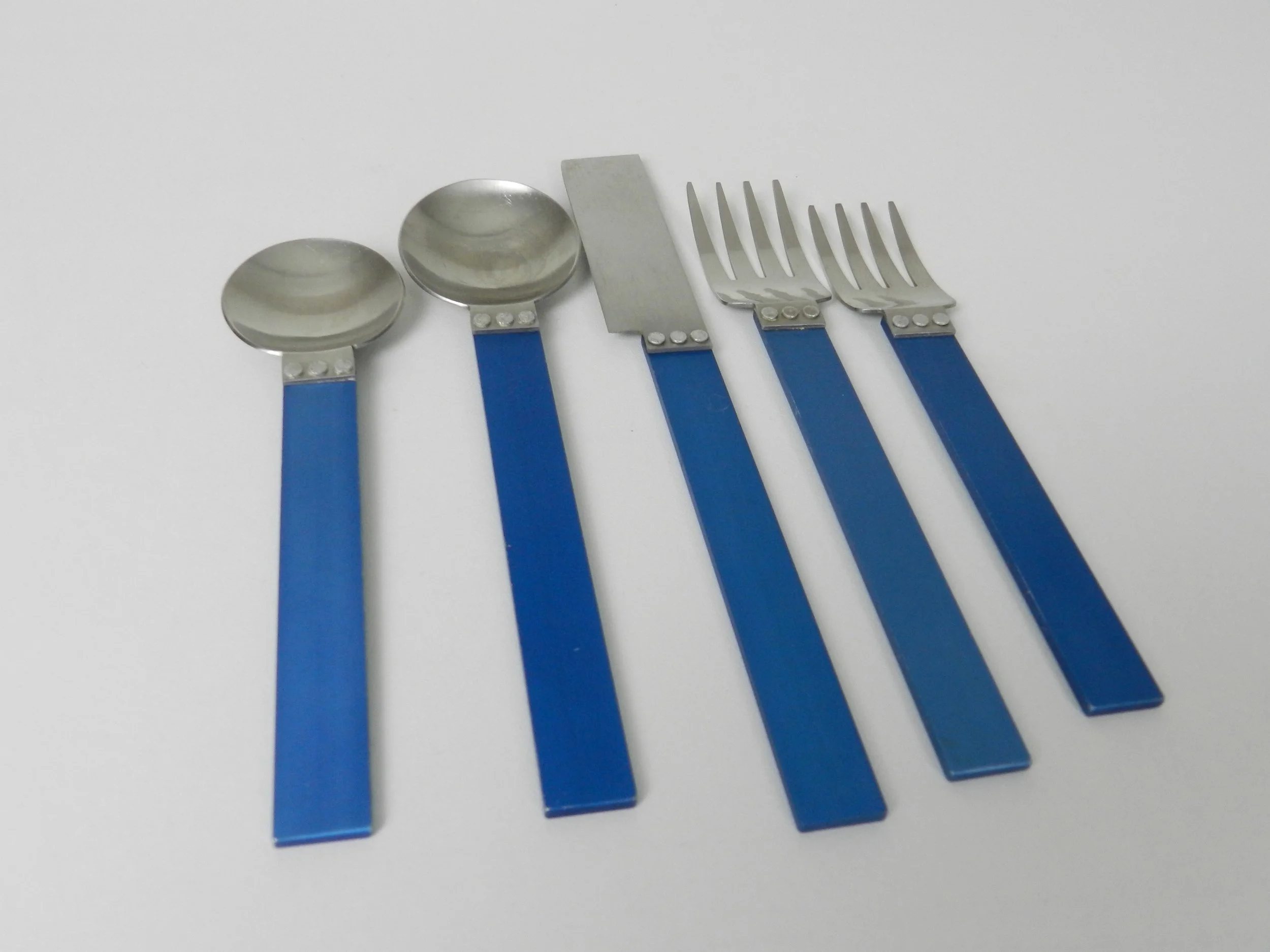 Post modern “Electra” designed by David Tisdale for Sasaki. Stainless steel and anodized aluminum. 6 place setting, 30 pieces total.  Japan, 1980s.