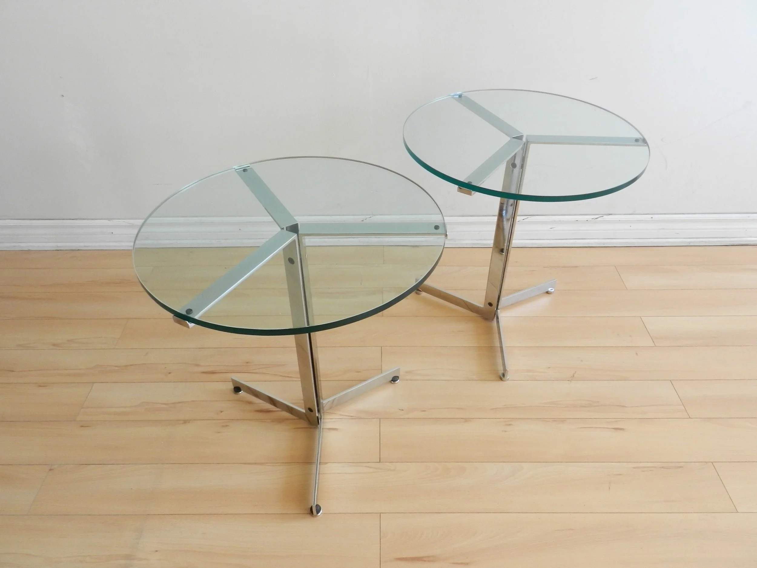 Pair of “Alpha” side tables in chromed steel with glass tops. Designed by Hans Eichenberger for Stendig.  Switzerland, 1970s.