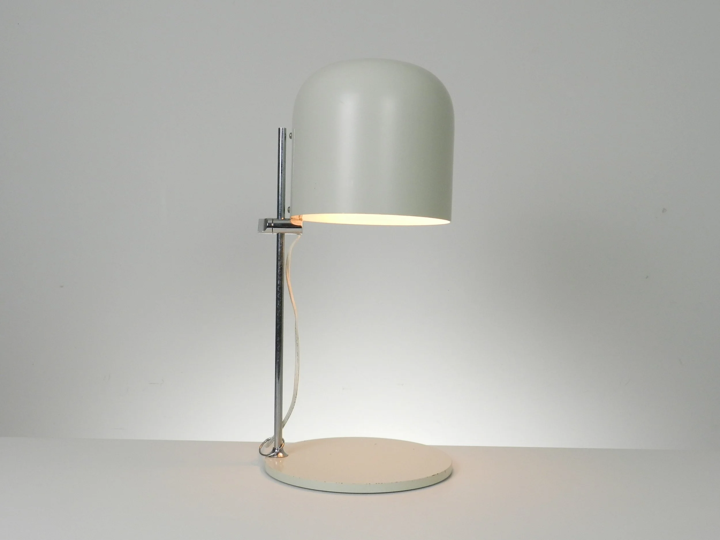 Adjustable ‘Cromado’ table lamp designed by Andre Ricard for Metalarte. Chromed steel and lacquered metal.  Spain, 1960s.
