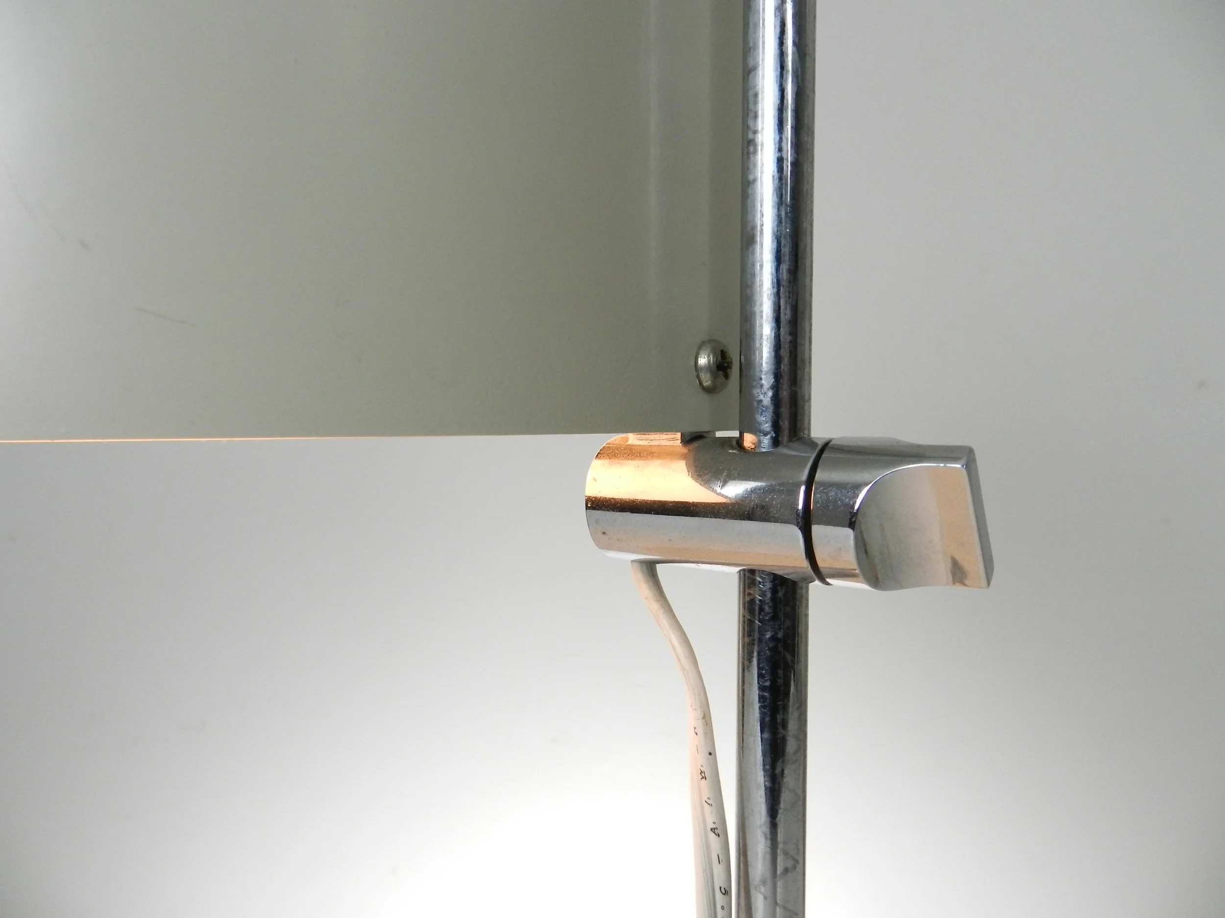 Adjustable ‘Cromado’ table lamp designed by Andre Ricard for Metalarte. Chromed steel and lacquered metal.  Spain, 1960s.