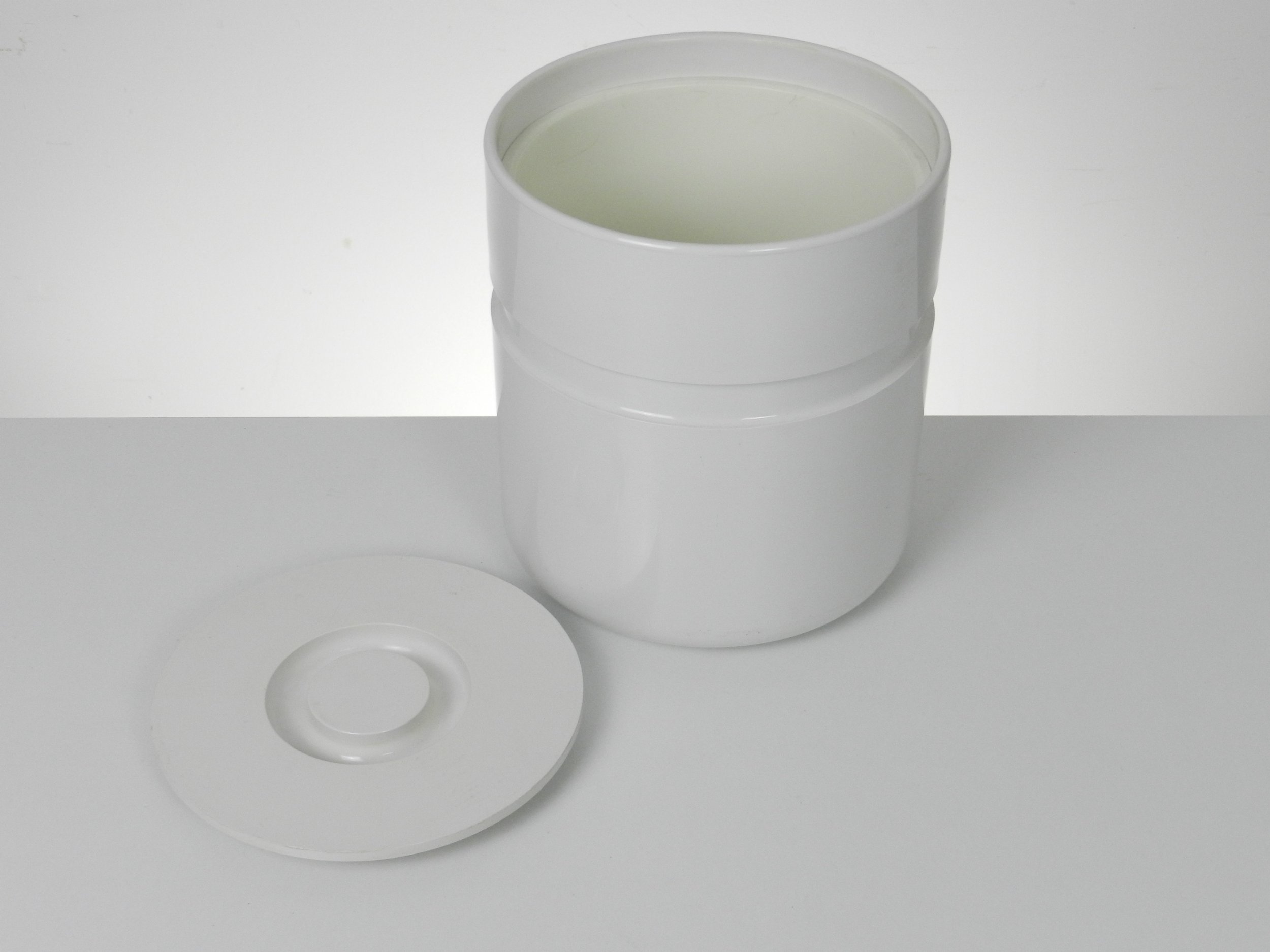 Modernist ice bucket in ABS plastic designed by Sergio Asti for Heller.  Italy, 1970s.