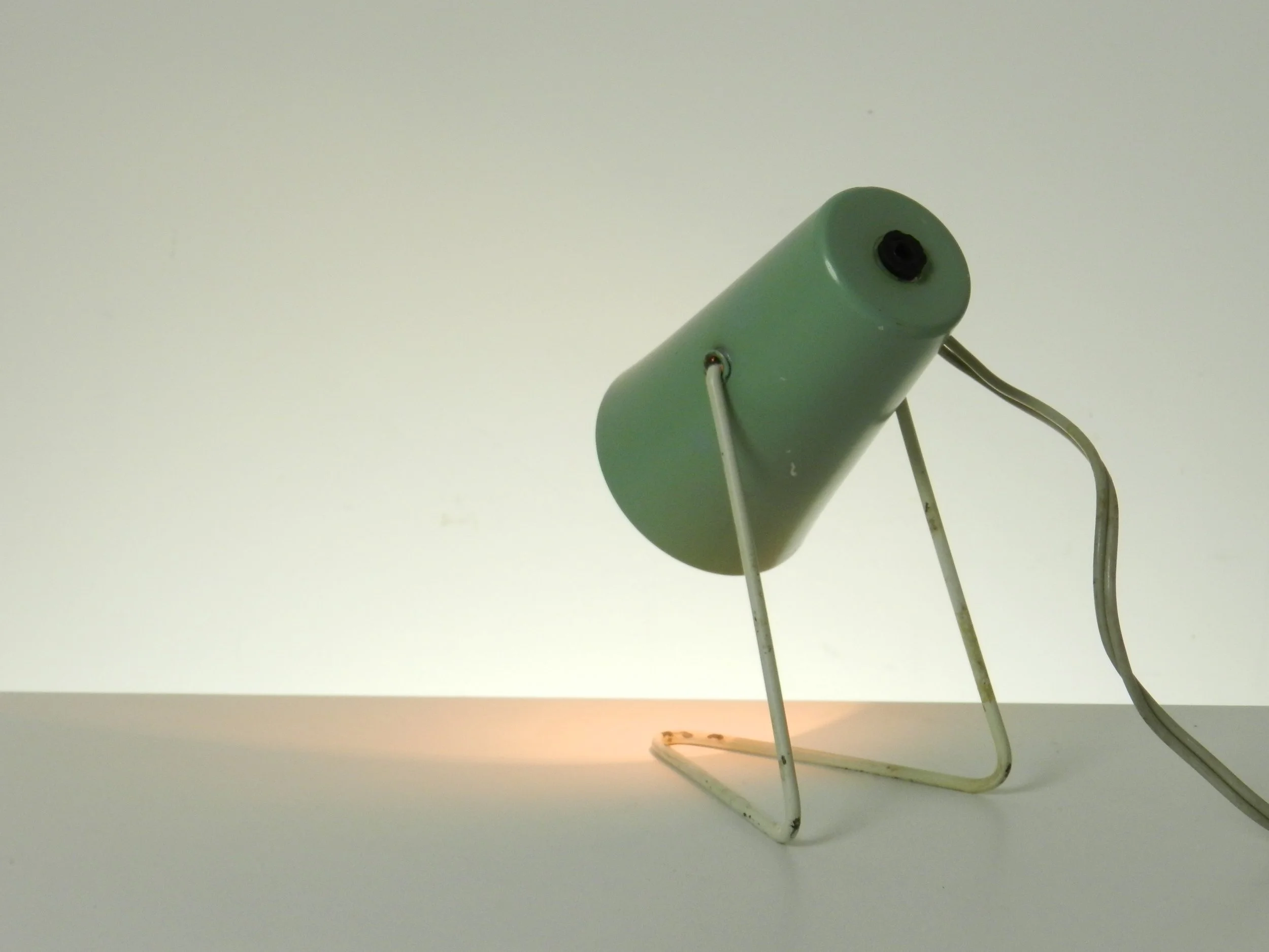 Compact mid century lamp in painted metal and aluminum. Can be used as a table or wall lamp.  Italy, 1950s.