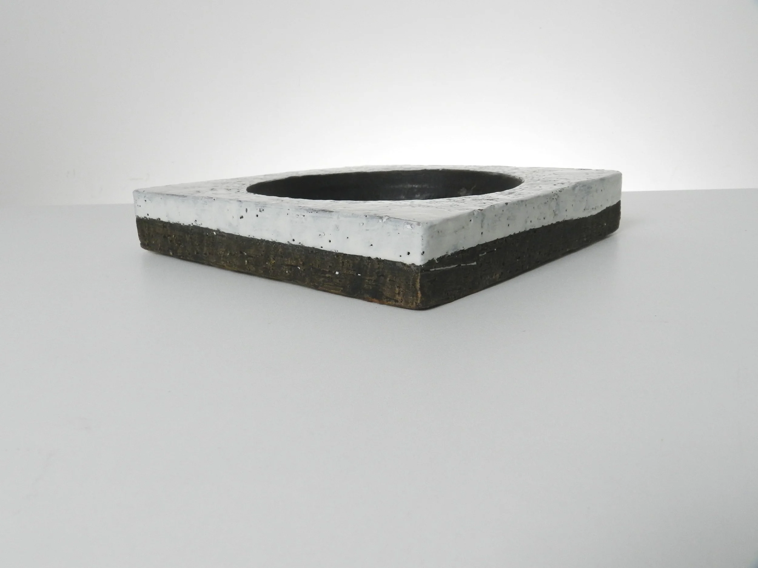 Ceramic shallow bowl designed by Aldo Londo for Bitossi.  Italy, 1960s.