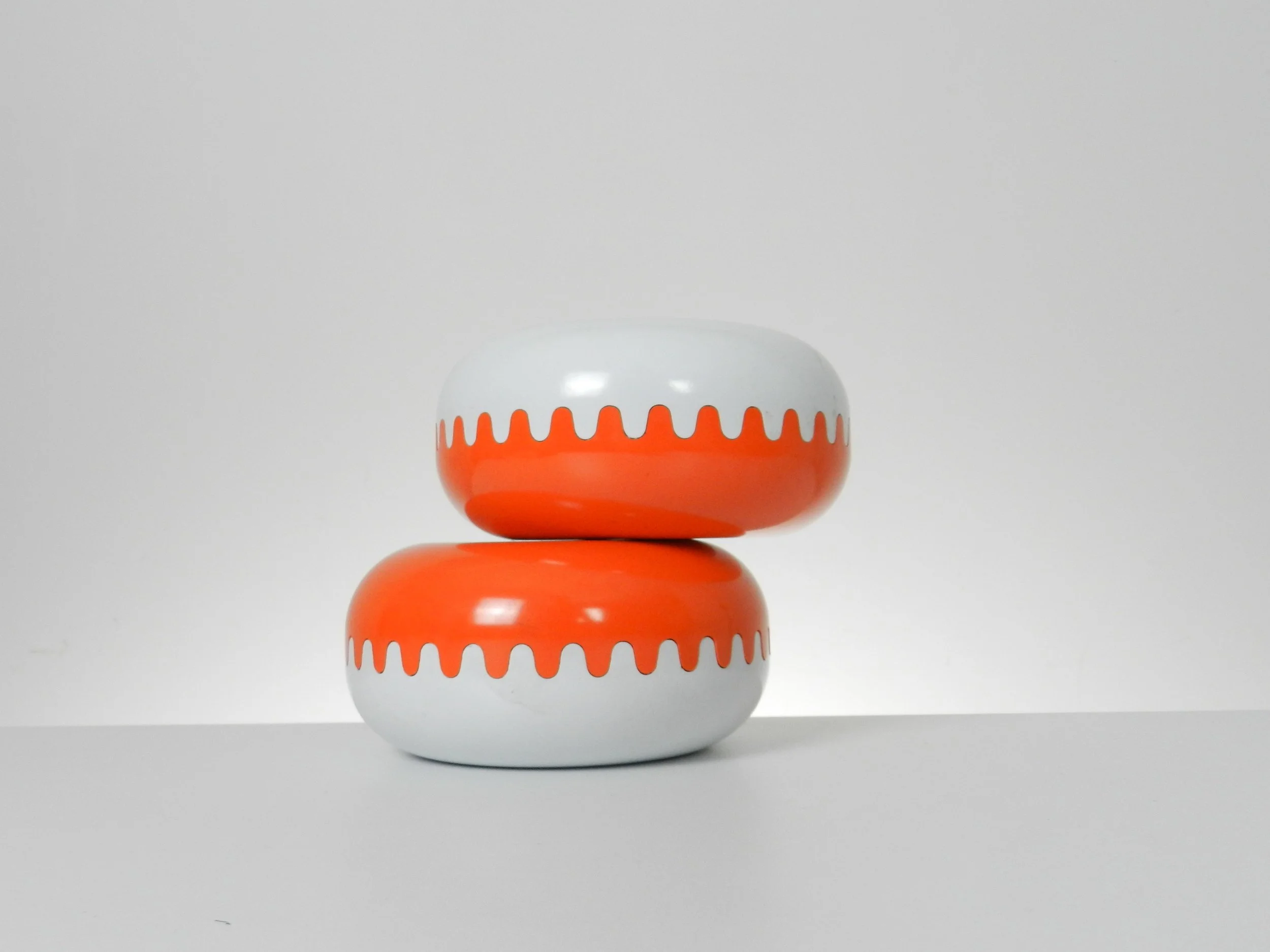 Vintage melamine ‘Clam’ containers/ashtrays designed by Alan Fletcher for Pentagram.  Italy, 1972