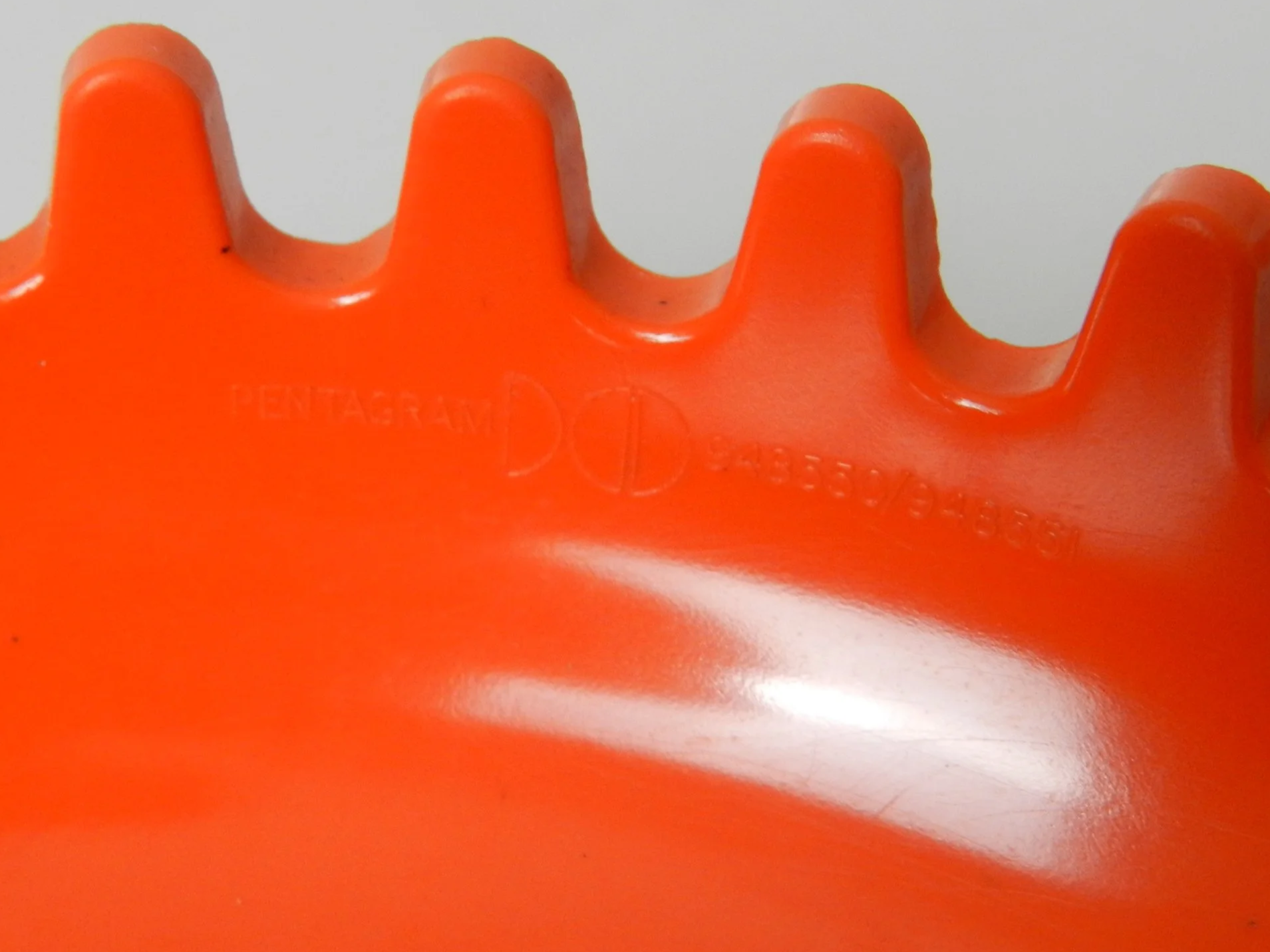 Vintage melamine ‘Clam’ containers/ashtrays designed by Alan Fletcher for Pentagram.  Italy, 1972