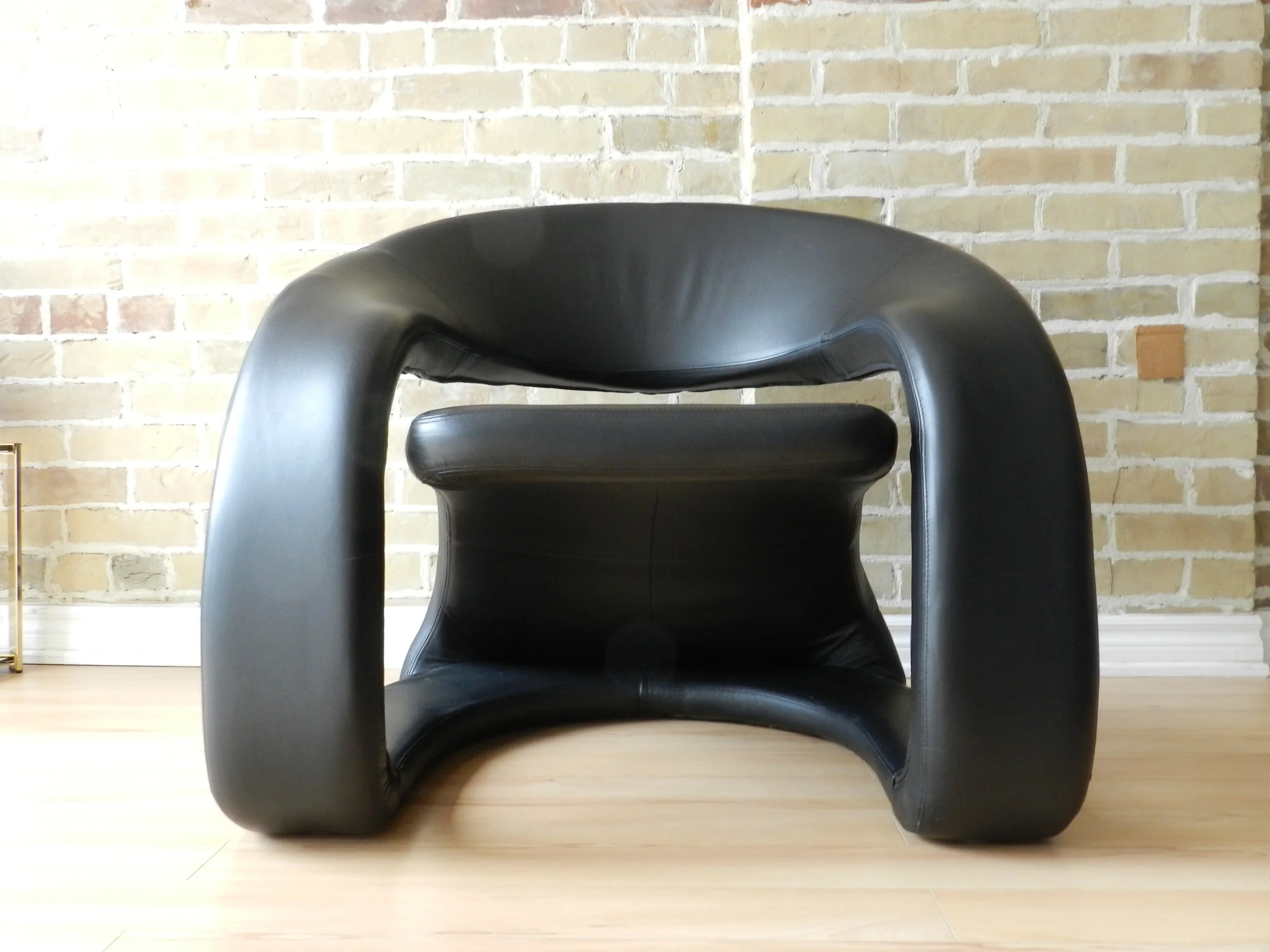 Sculptural Tougue lounge chair in black leather by Jaymar.  Canada, 1990s.