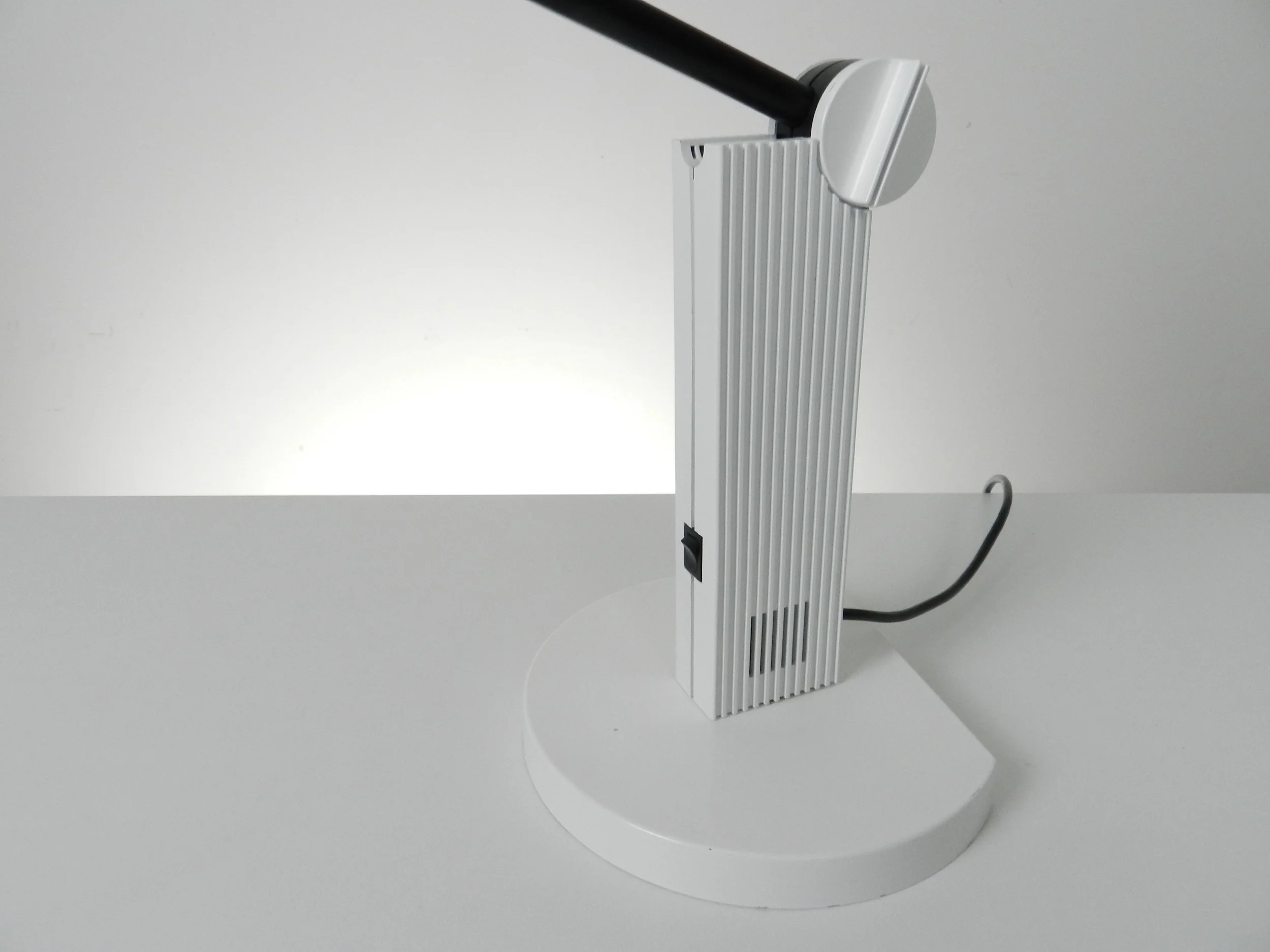 Post modern “Alistro Tavolo” desk lamp designed by Ernesto Gismonde for Artemide.  Italy, 1983.