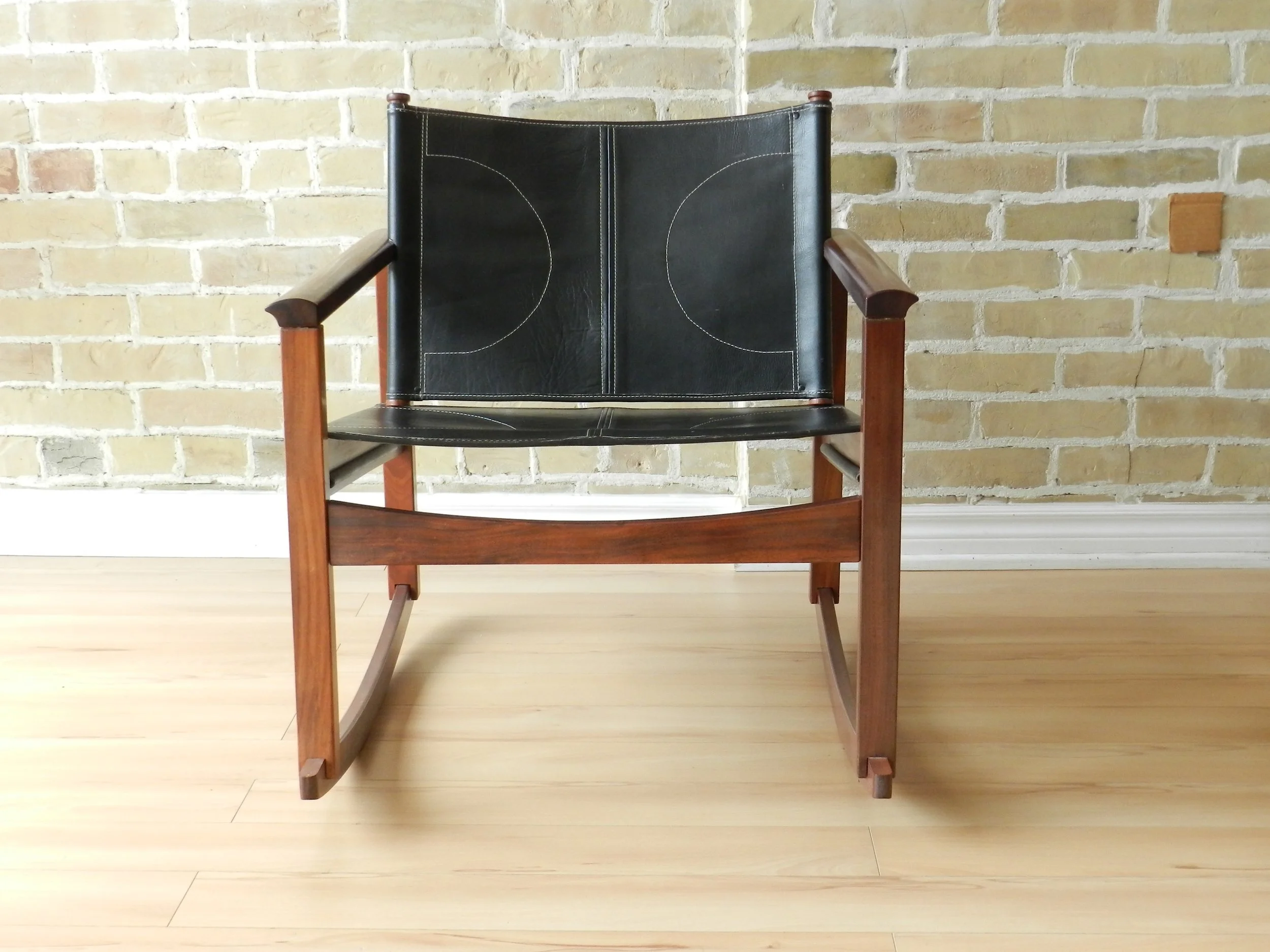 Peglev rocking chair designed by Michel Amoult for Mobilia Cotemporanea. Rosewood with leather upholstery.  Brazil, 1960s.