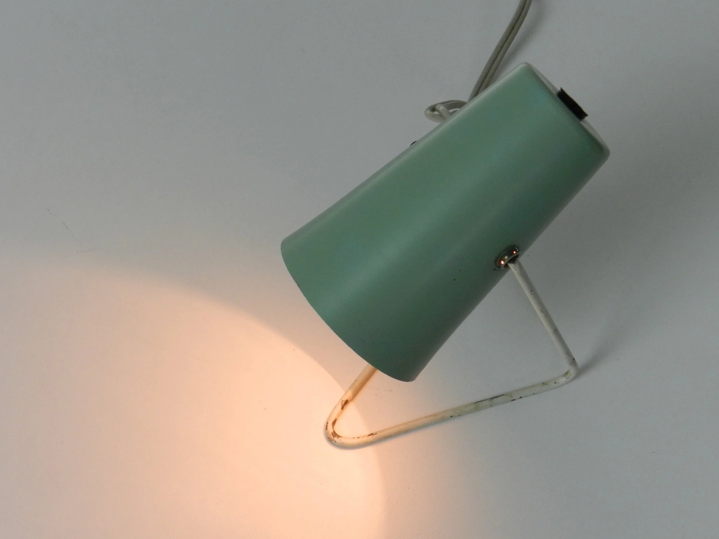 Compact mid century lamp in painted metal and aluminum. Can be used as a table or wall lamp.  Italy, 1950s.