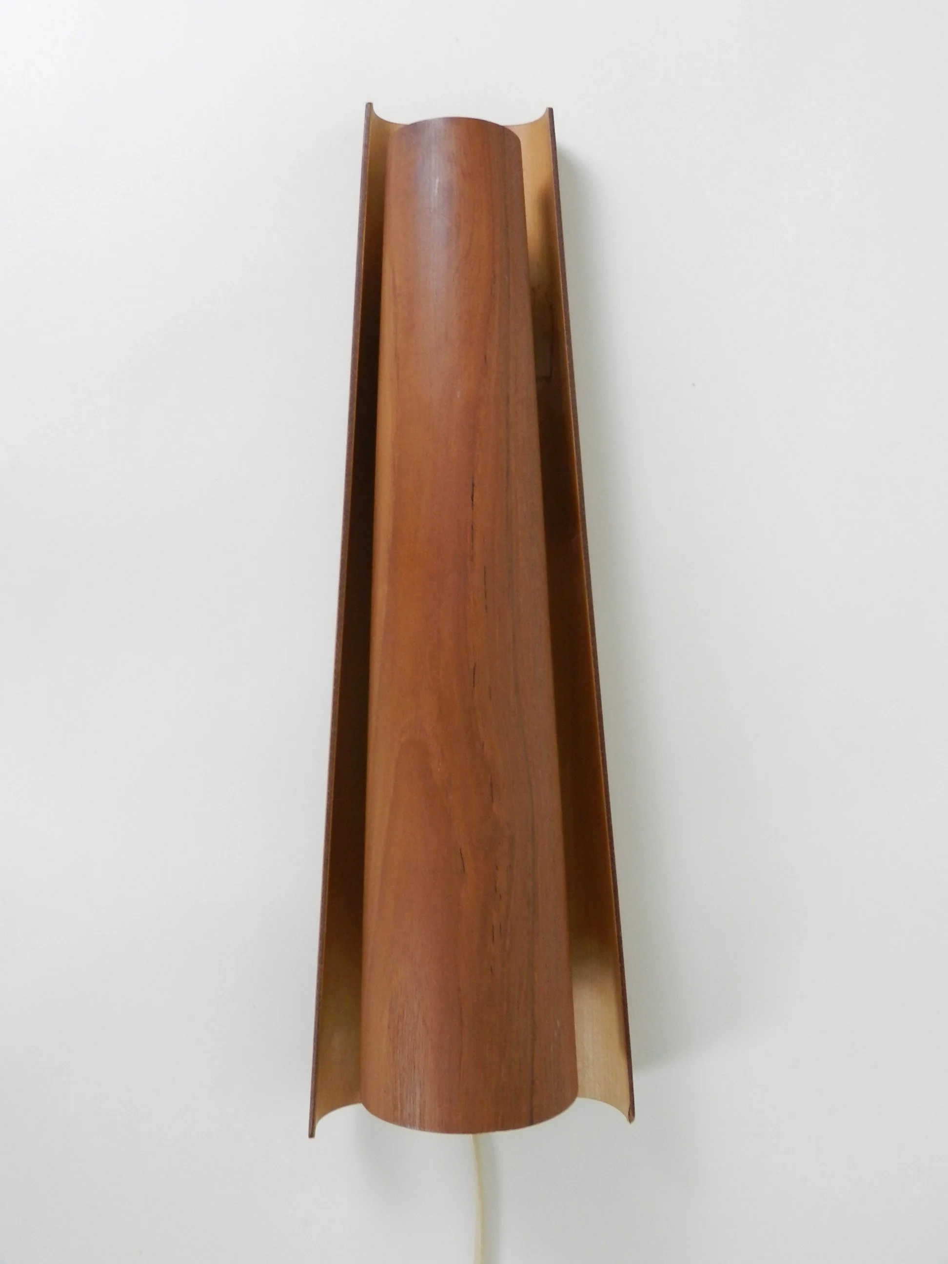 Mid century wall lamp designed by Henning Wind Hansen for Voss. Molded plywood with teak veneer.  Denmark, 1960s.