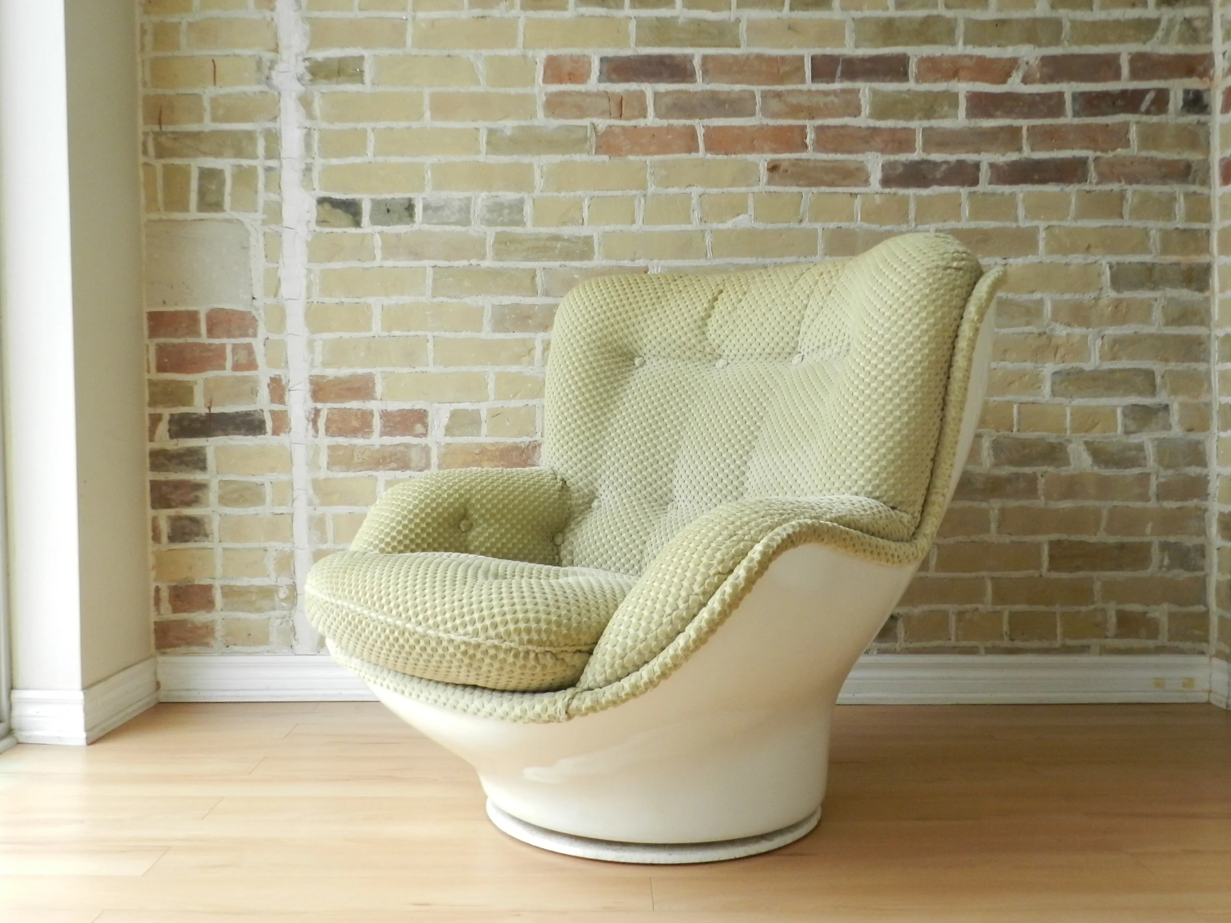 Karate swivel lounge chairs in fiberglass designed by Michel Cadestin. Made by Arconas under license from Airborne.  Designed in France, made in Canada, 1970s.
