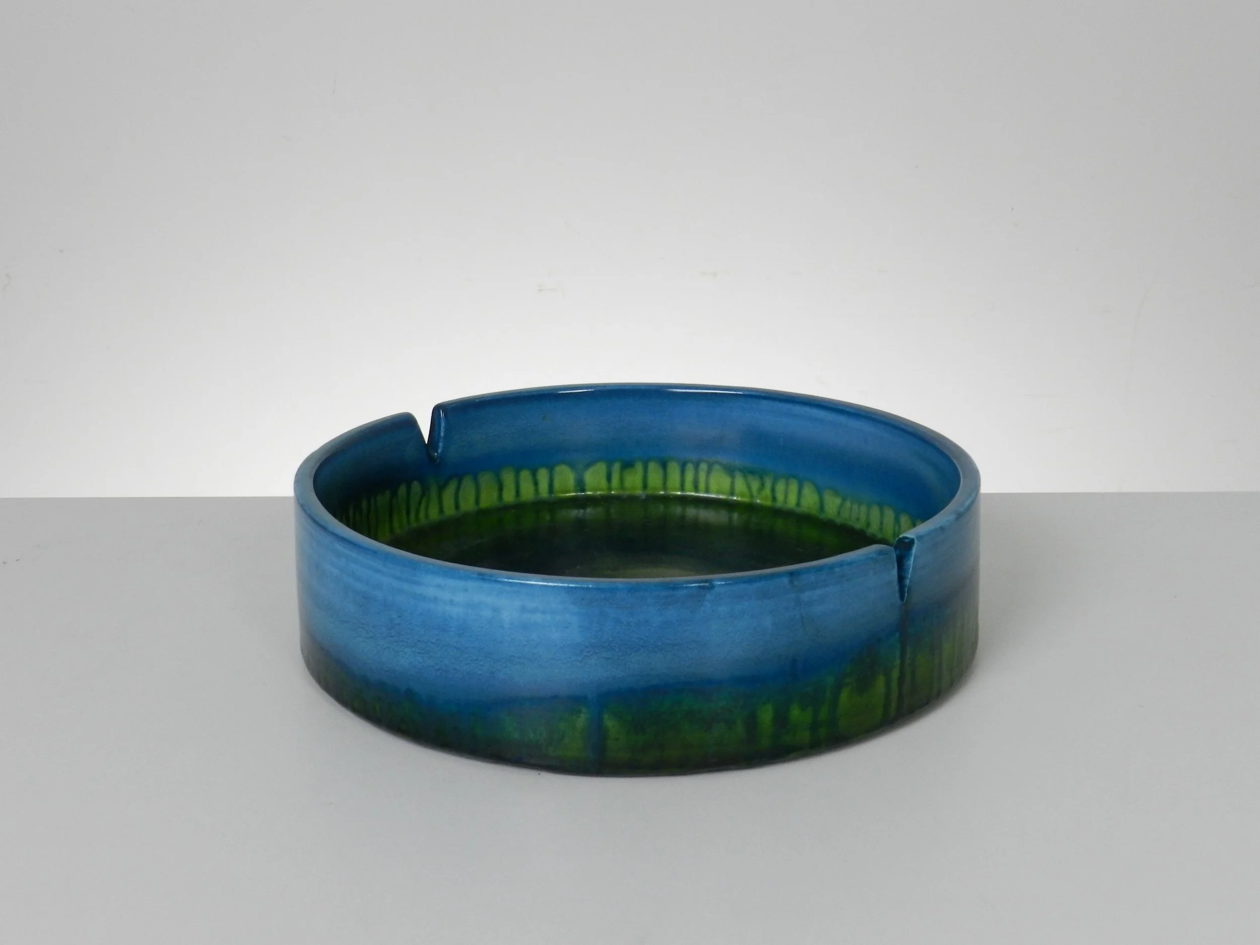 Large ceramic ashtray designed by Marcello Fantoni.  Italy, 1950s.