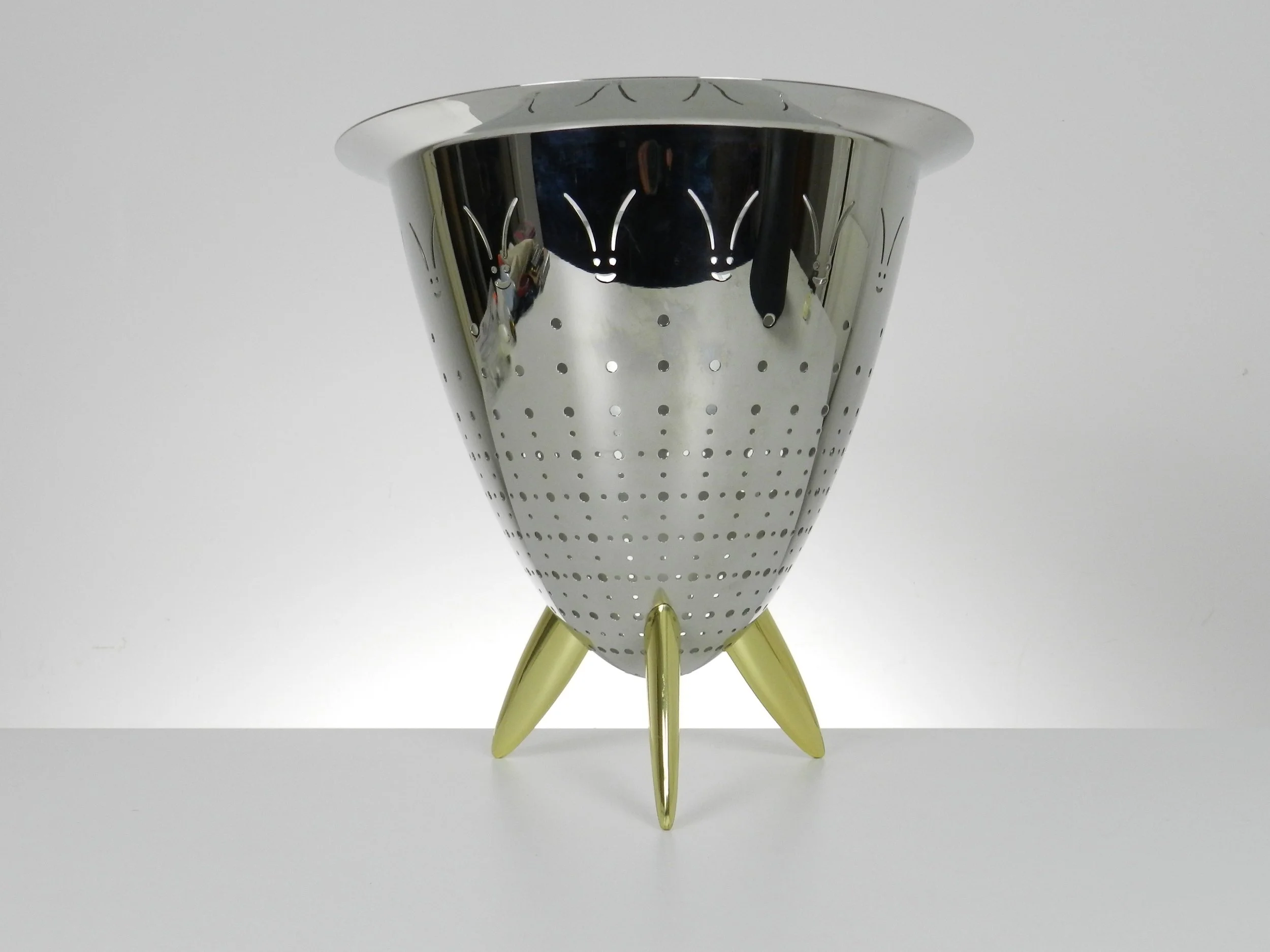 Stainless steel “ Max Le Chinois” colander designed by Philippe Starck for Alessi. Plastic liner included.  Italy, 1990s.