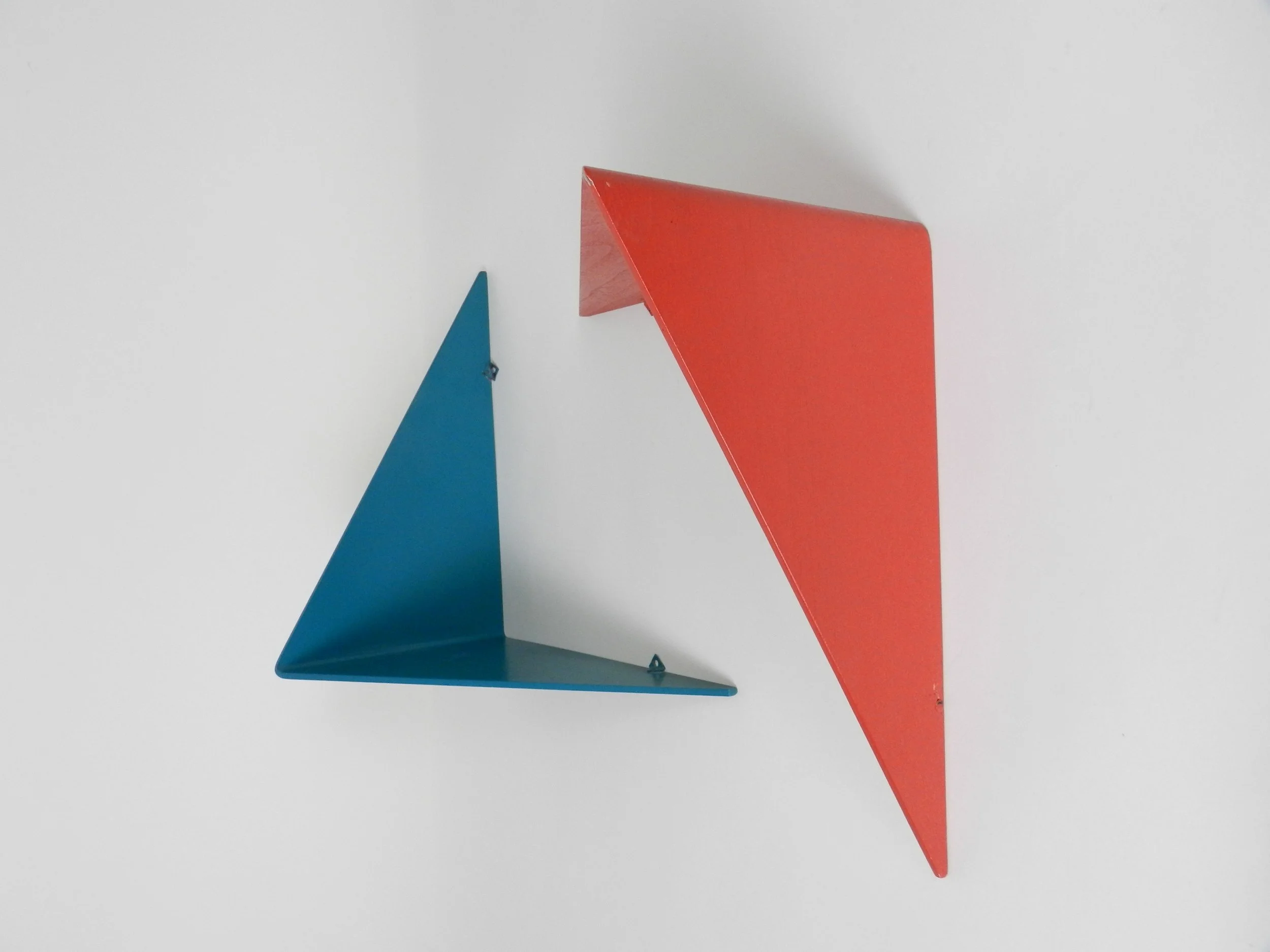 Pair of wall shelves in painted bent plywood, designed by Poul Cadovius.  Denmark, 1960s.