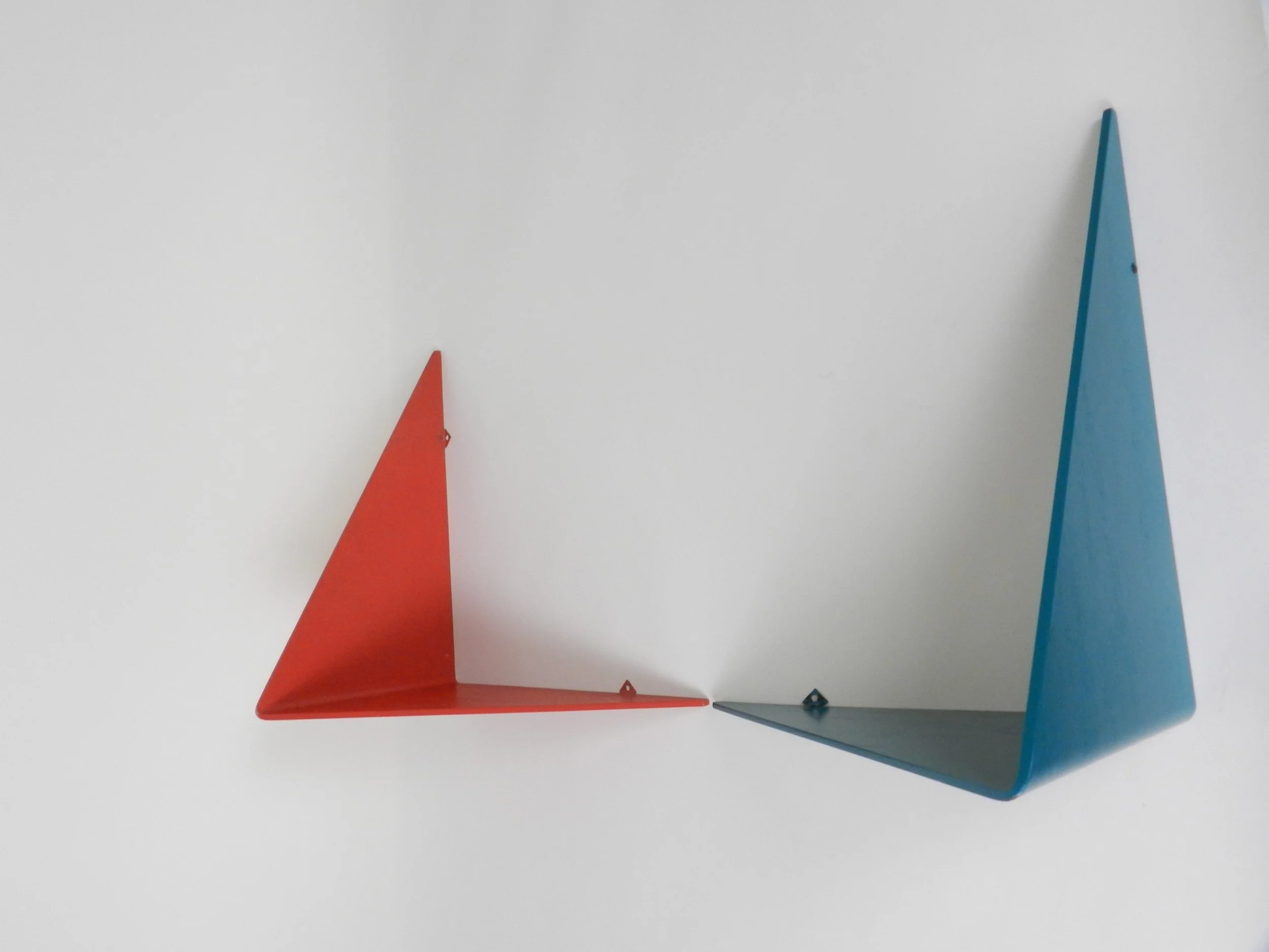 Pair of wall shelves in painted bent plywood, designed by Poul Cadovius.  Denmark, 1960s.