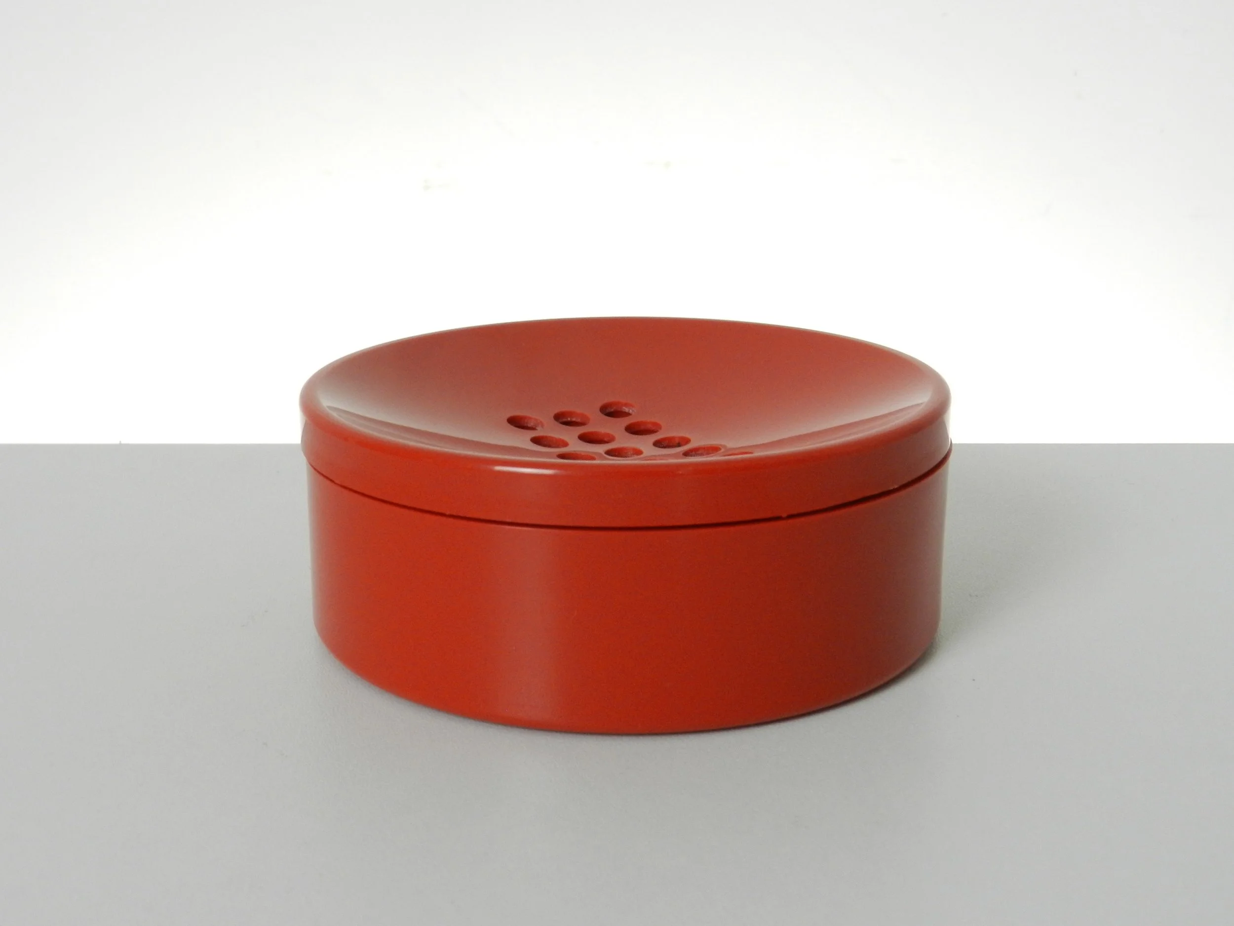 Plastic soap dish designed by Makio Hasuike for Gedy.  Italy, 1980s.